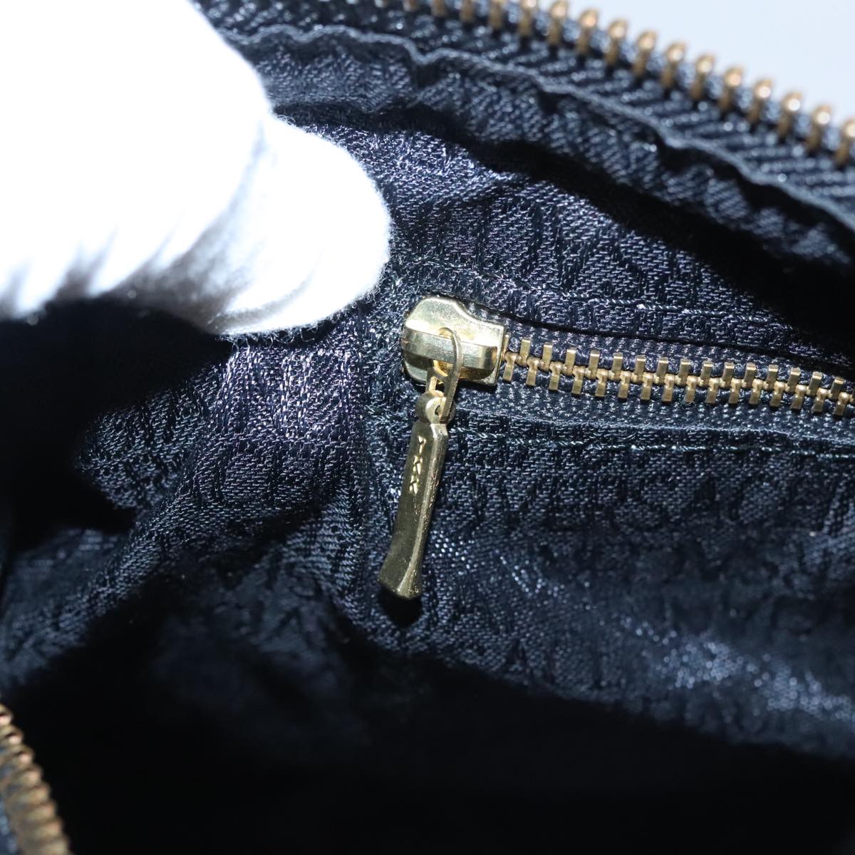 Versace Black Leather Handbag (Pre-Owned)