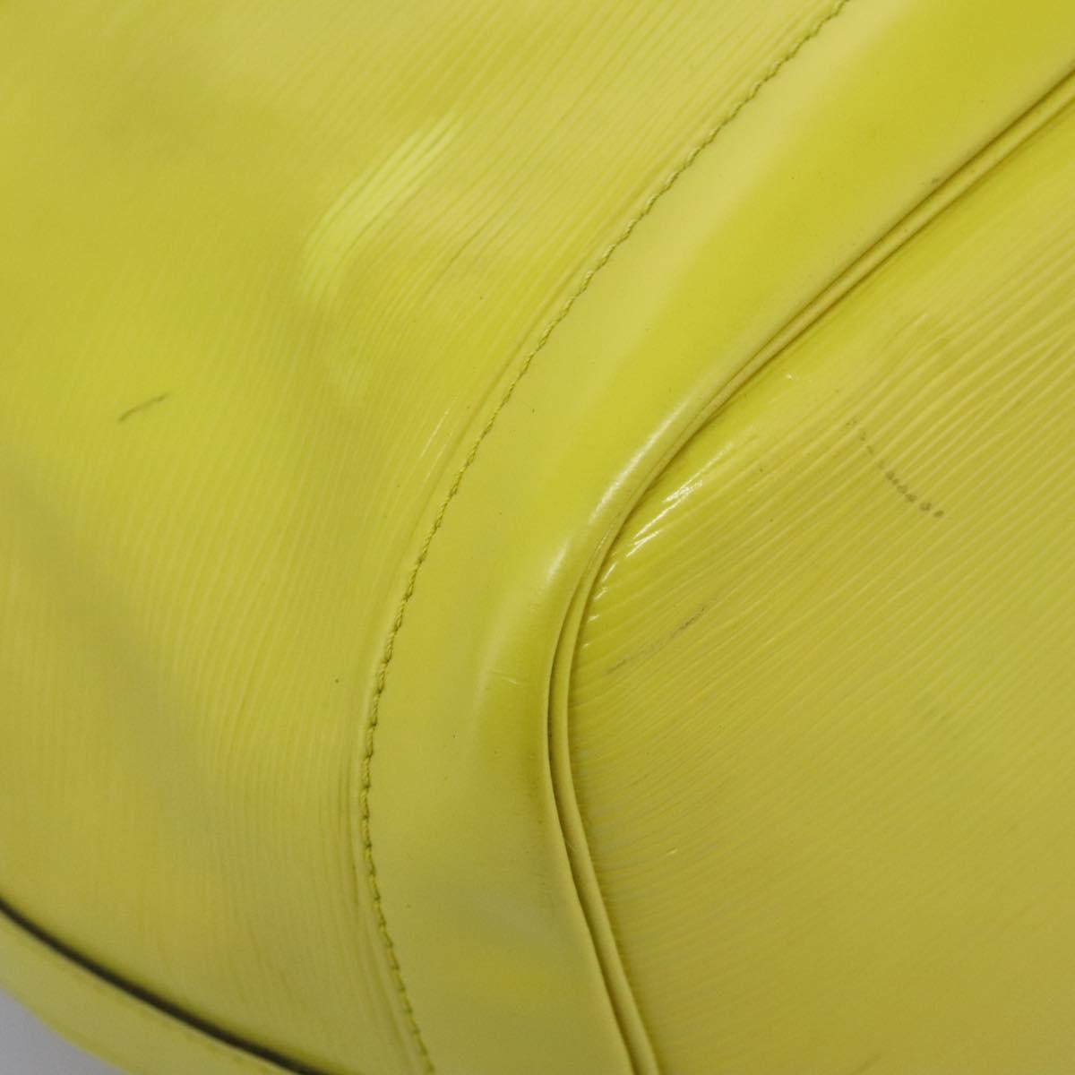 Louis Vuitton Petit Noé Green Leather Shoulder Bag (Pre-Owned)
