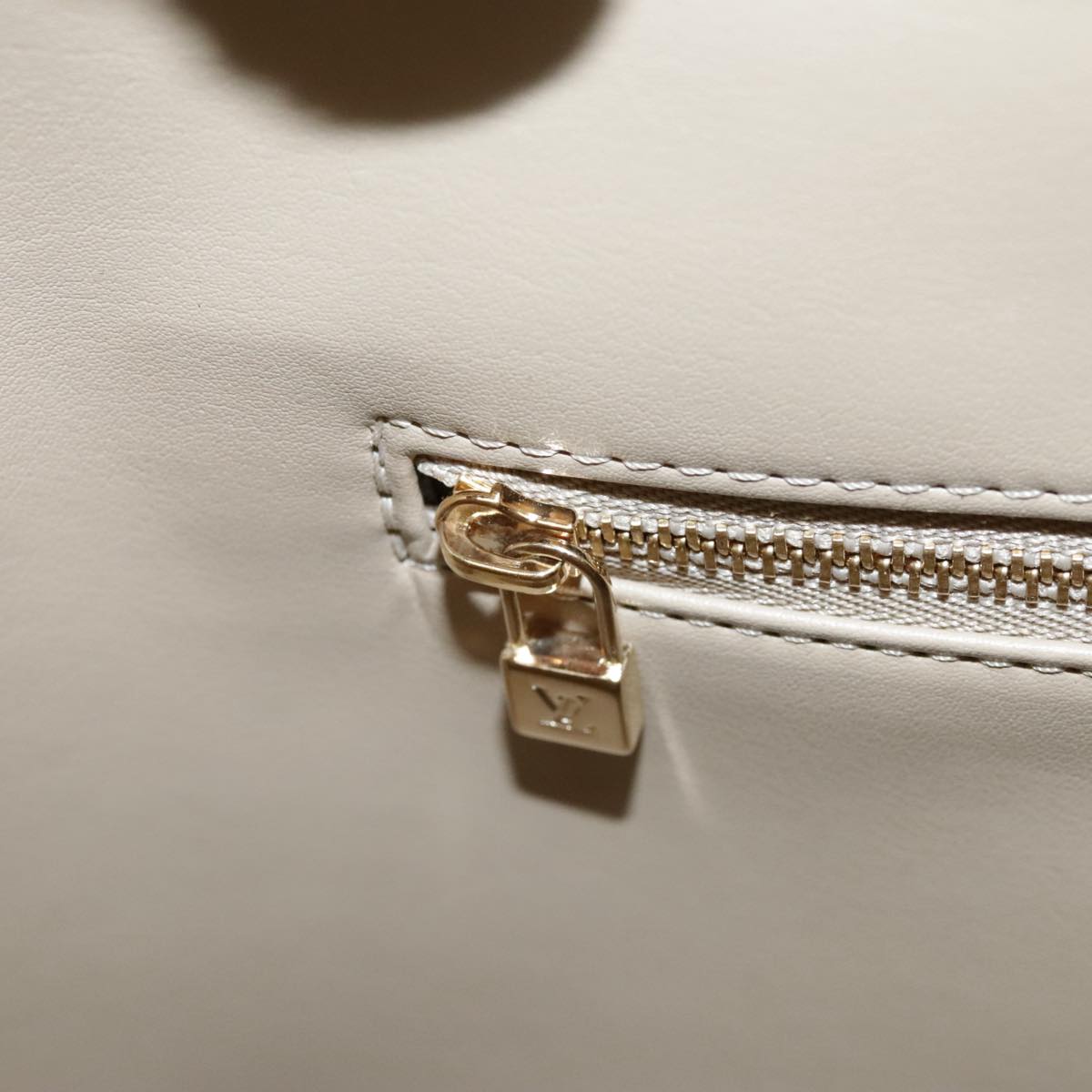 Louis Vuitton Houston Beige Patent Leather Handbag (Pre-Owned)