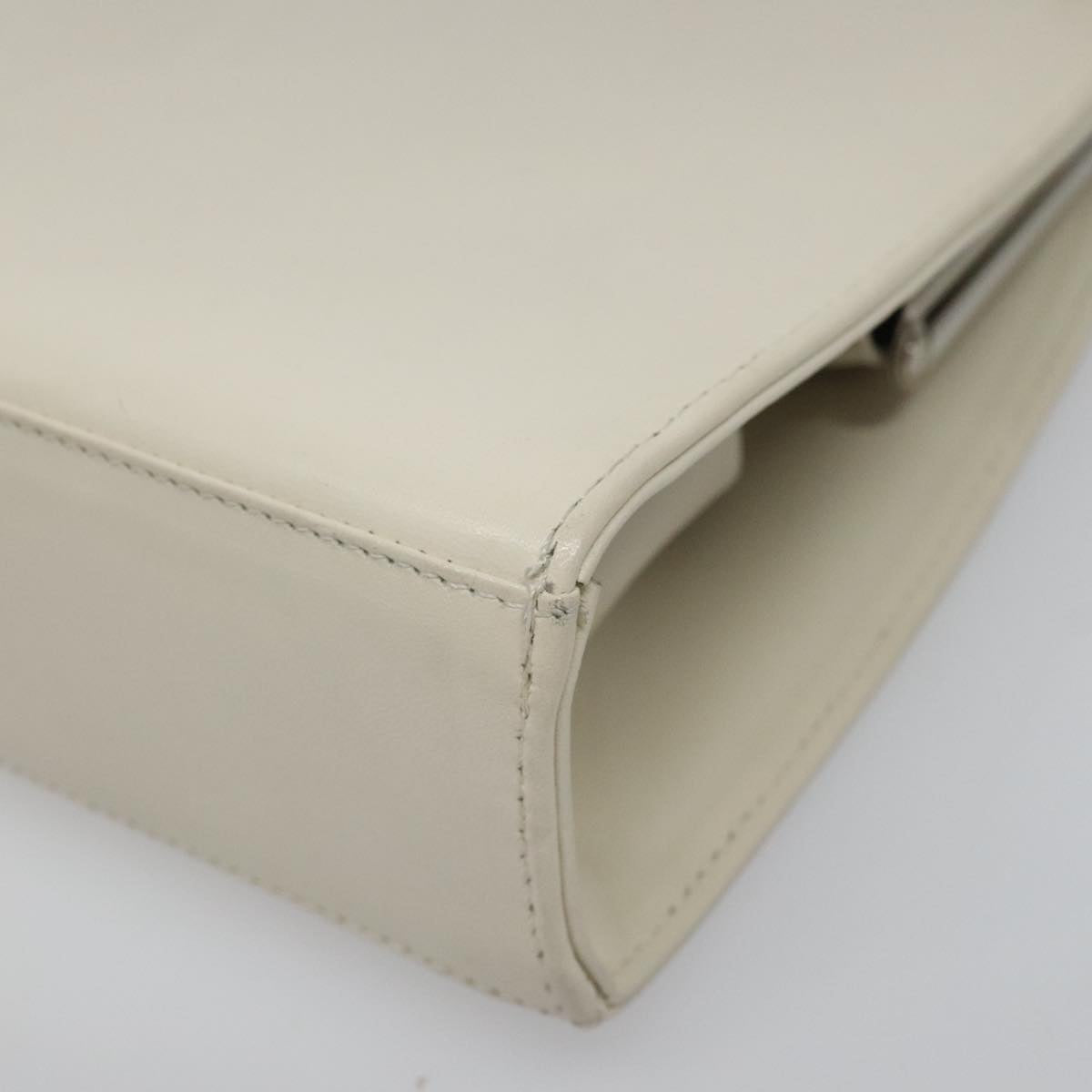 Burberry White Leather Shoulder Bag (Pre-Owned)
