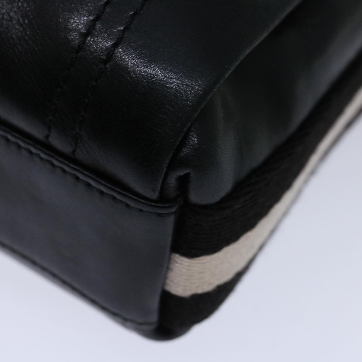 Bally -- Black Leather Shoulder Bag (Pre-Owned)