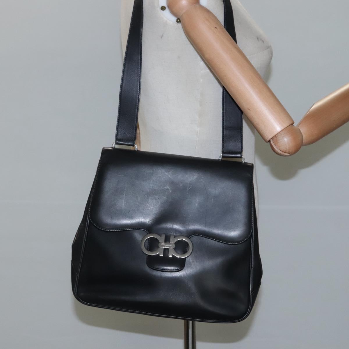 Salvatore Ferragamo Gancini Black Leather Shoulder Bag (Pre-Owned)