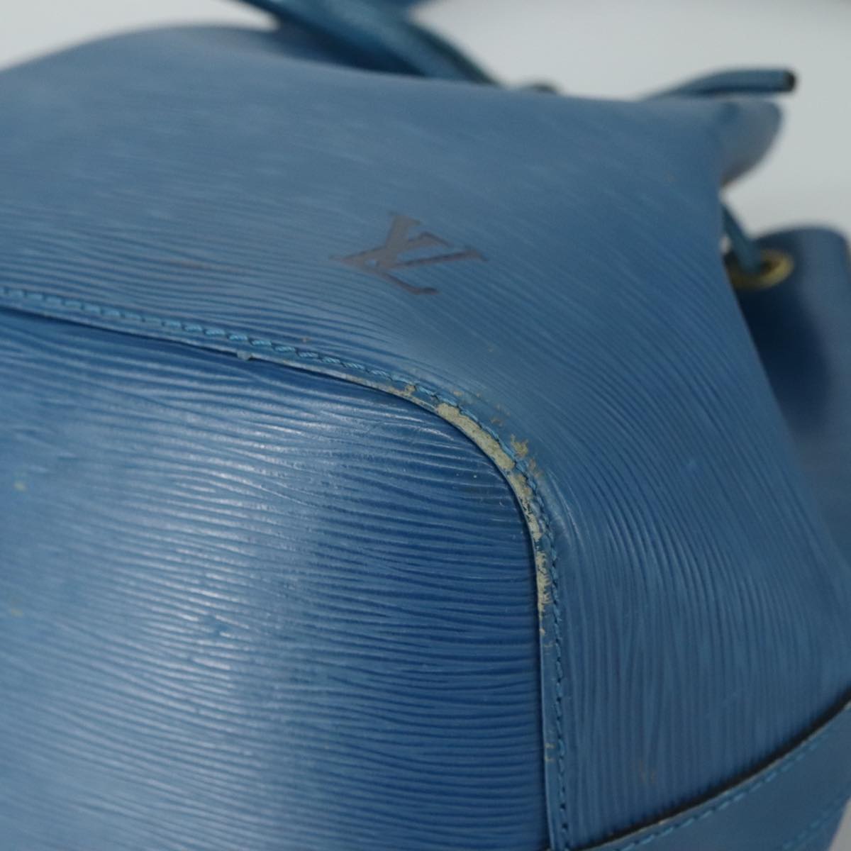Louis Vuitton Noé Blue Leather Shoulder Bag (Pre-Owned)
