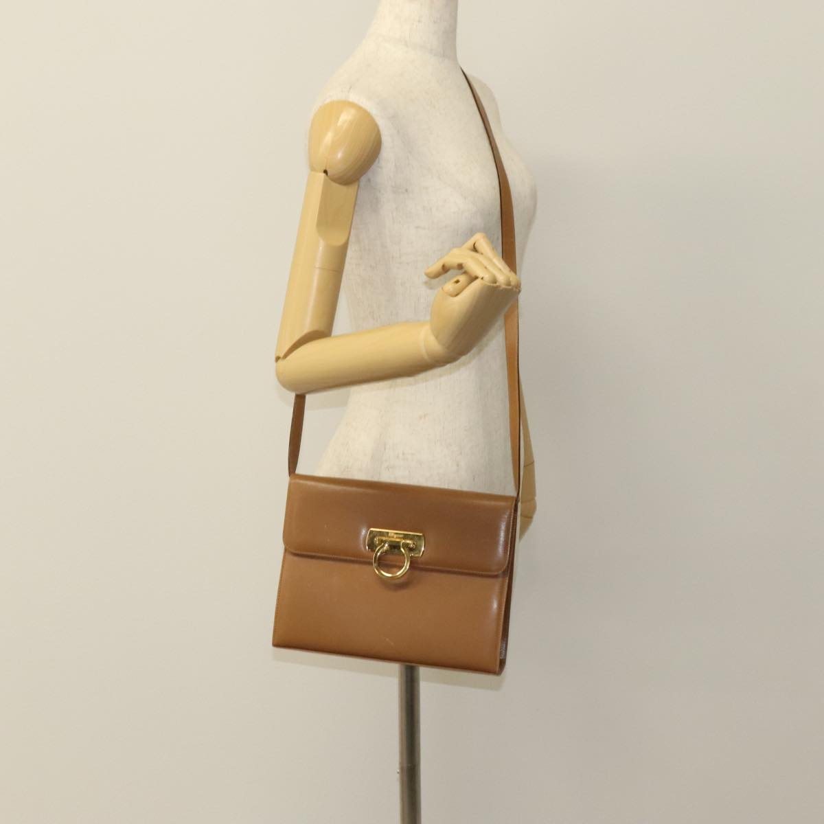 Salvatore Ferragamo Gancini Brown Leather Shoulder Bag (Pre-Owned)