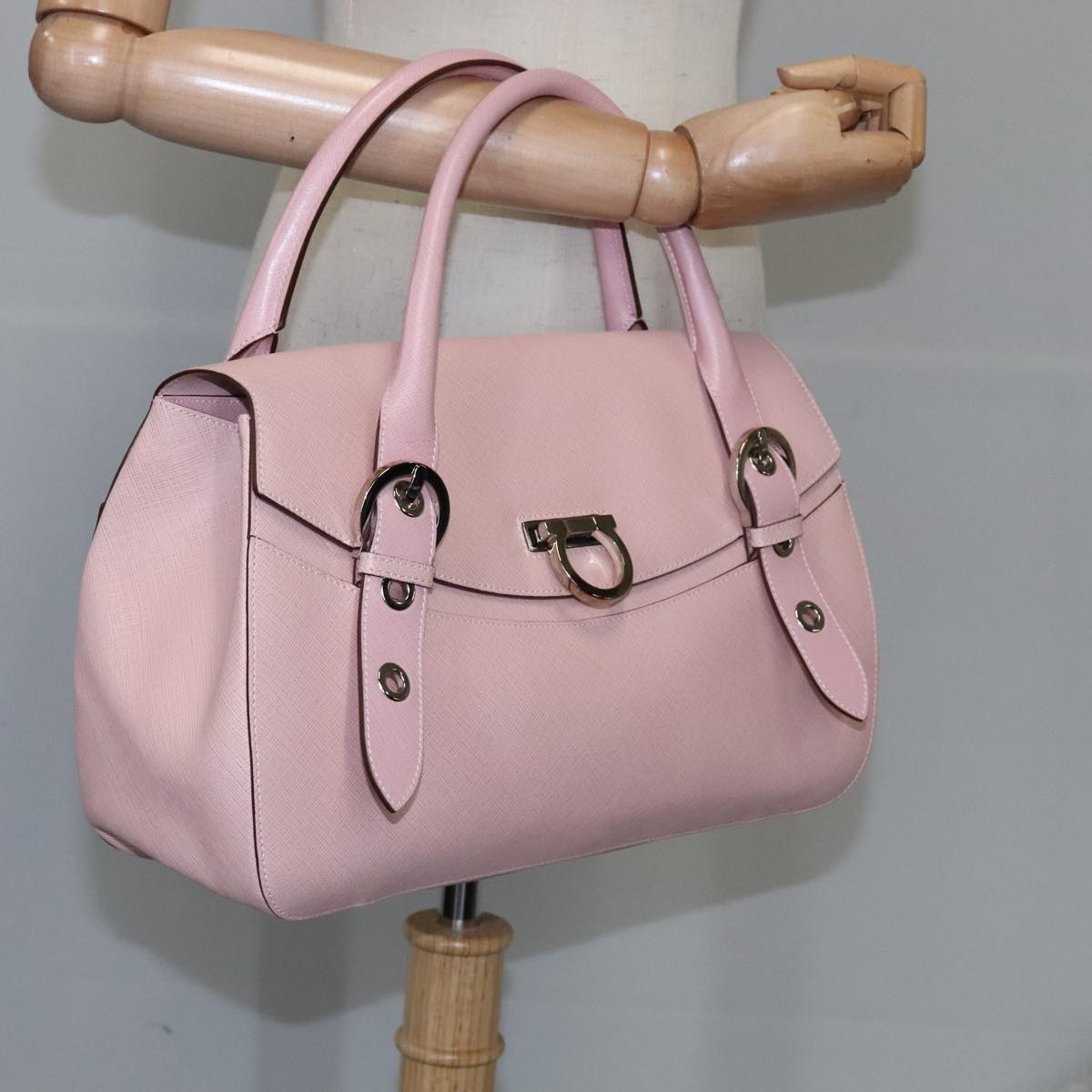 Salvatore Ferragamo Gancini Pink Leather Handbag (Pre-Owned)