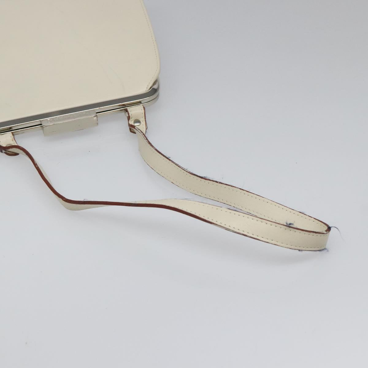 Burberry White Leather Shoulder Bag (Pre-Owned)