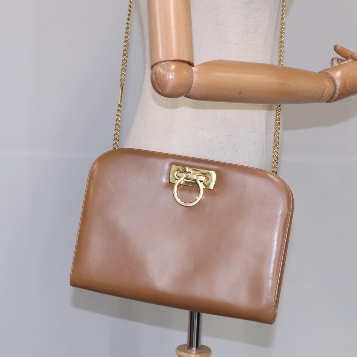 Salvatore Ferragamo Gancini Brown Leather Shoulder Bag (Pre-Owned)