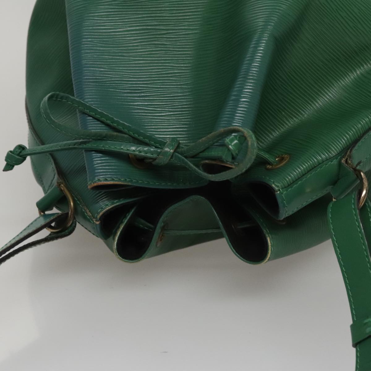 Louis Vuitton Noé Green Leather Shoulder Bag (Pre-Owned)