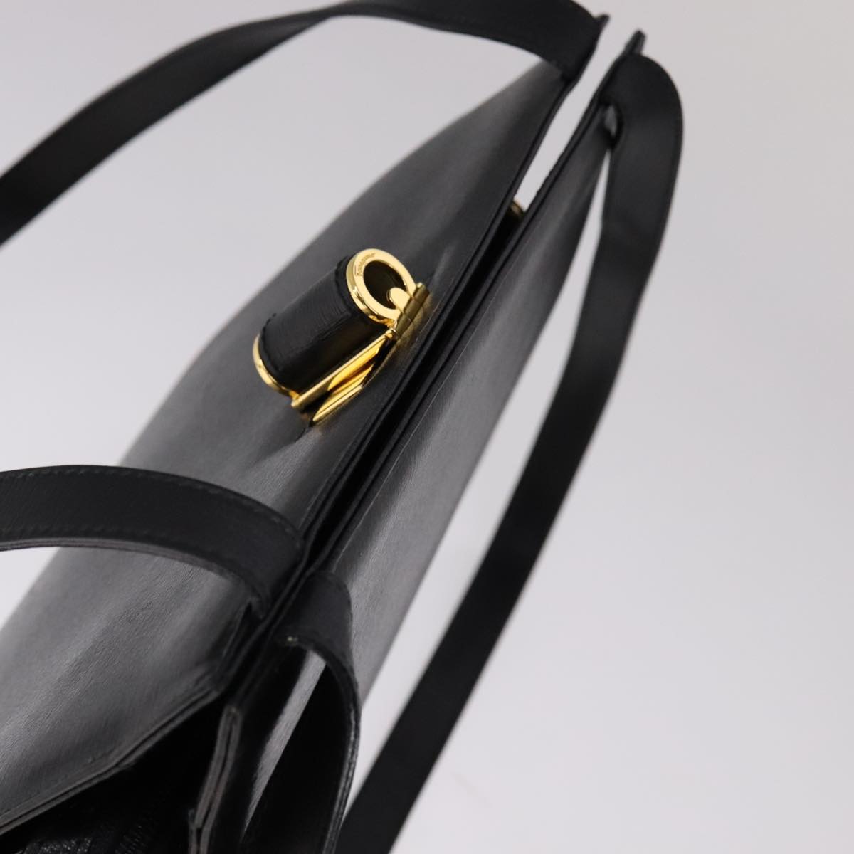 Salvatore Ferragamo Vara Black Leather Shoulder Bag (Pre-Owned)