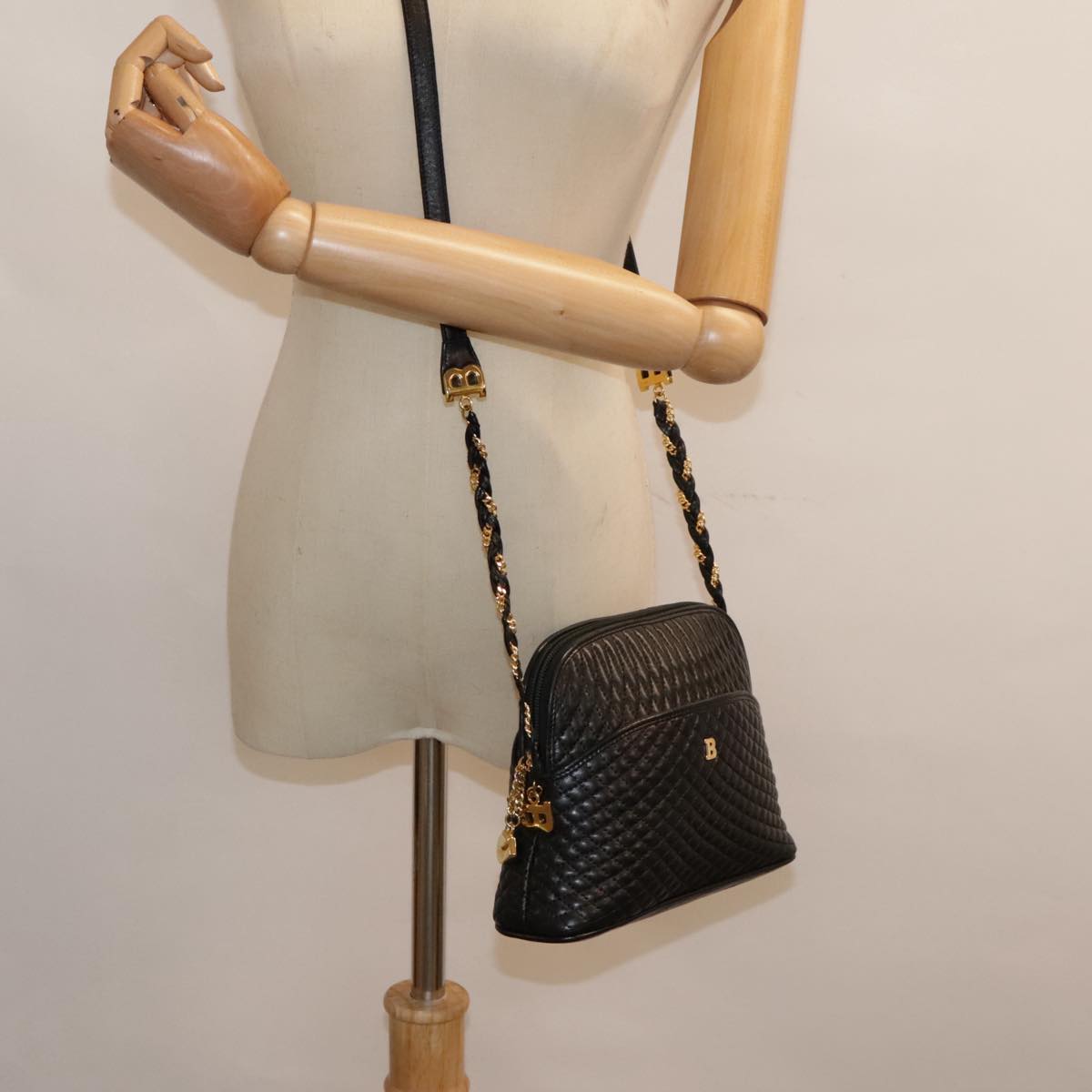 Bally Black Leather Shoulder Bag (Pre-Owned)