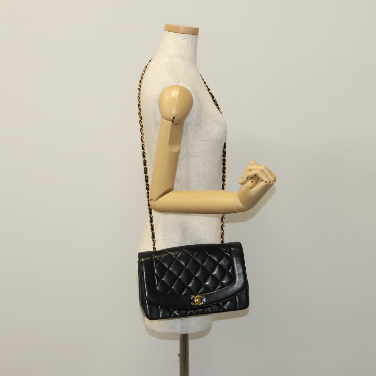 Chanel Diana Black Leather Shoulder Bag (Pre-Owned)