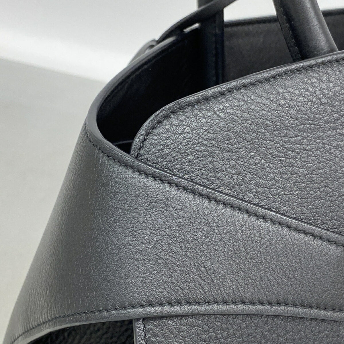 Salvatore Ferragamo Black Leather Handbag (Pre-Owned)