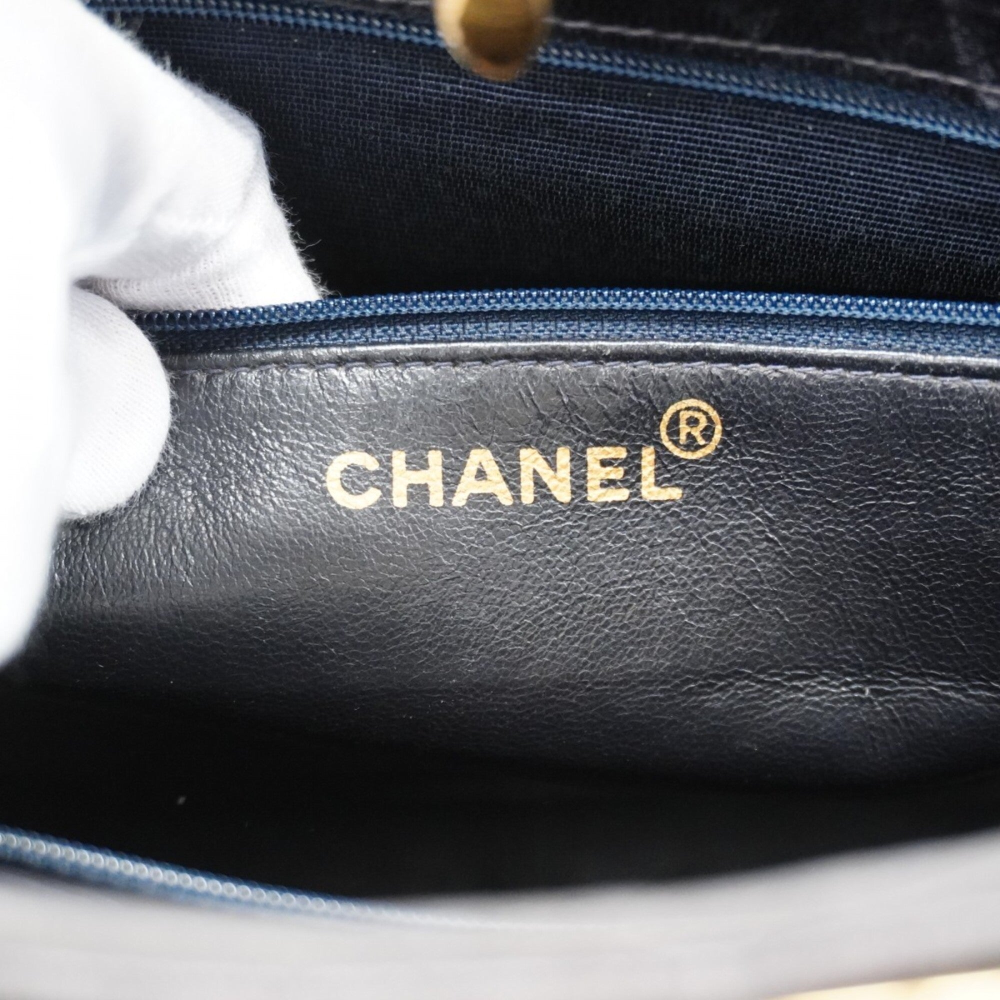Chanel Black Leather Handbag (Pre-Owned)