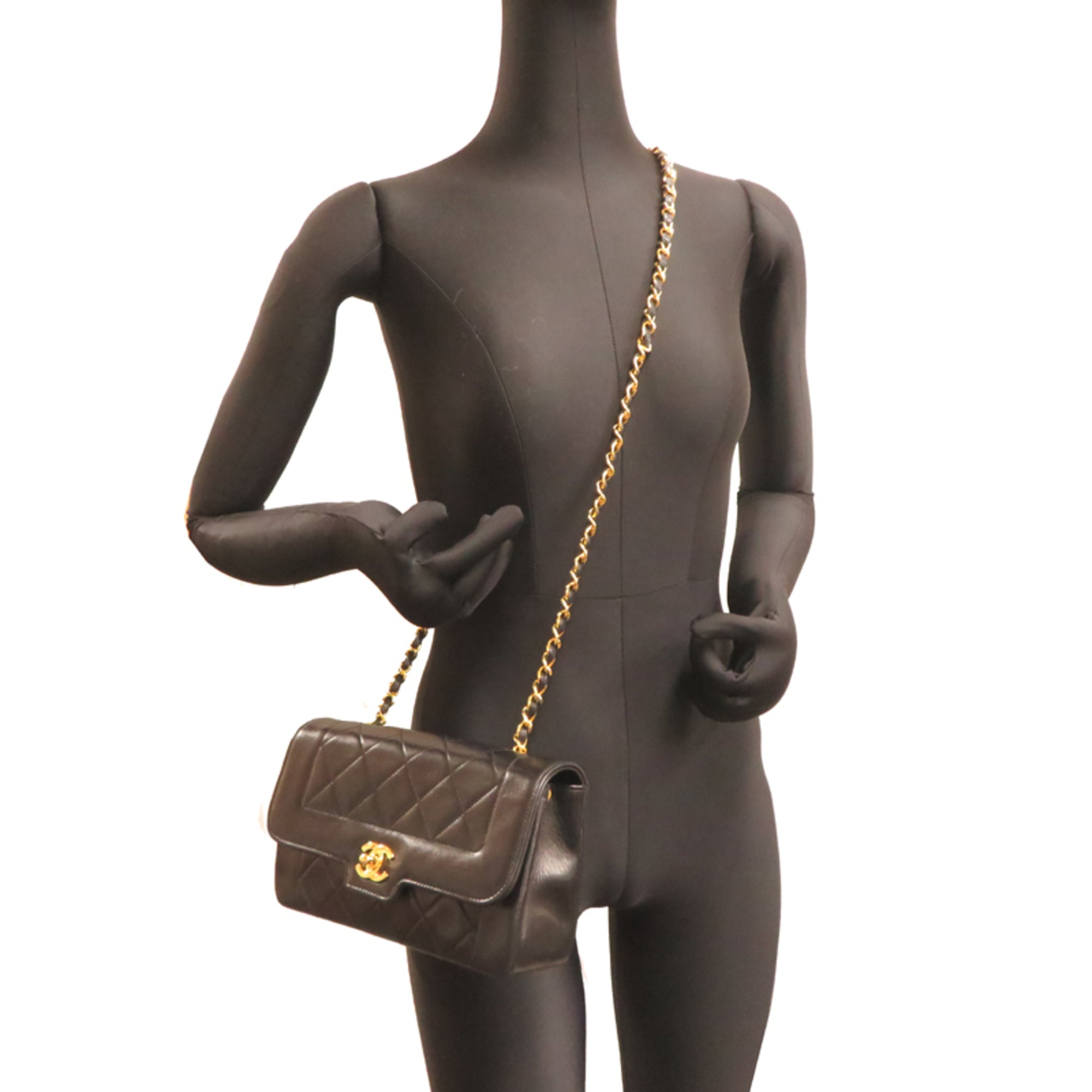 Chanel Black Leather Shoulder Bag (Pre-Owned)