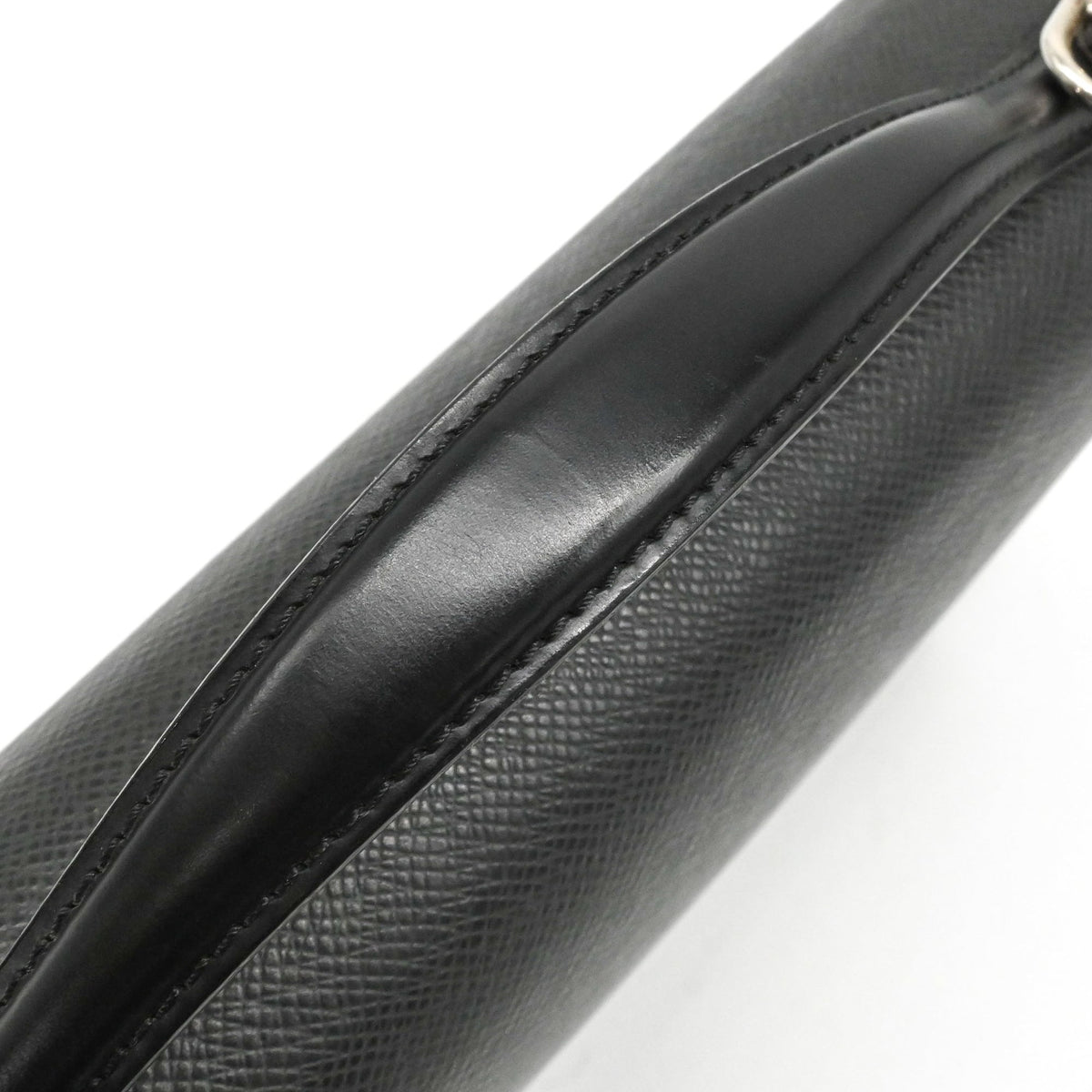 Louis Vuitton Black Taiga Leather Leather Handbag (Pre-Owned)