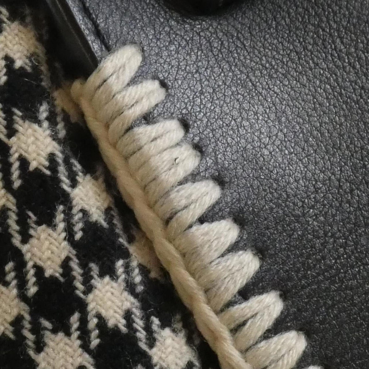 Loewe Black White Wool Leather Shoulder Bag (Pre-Owned)