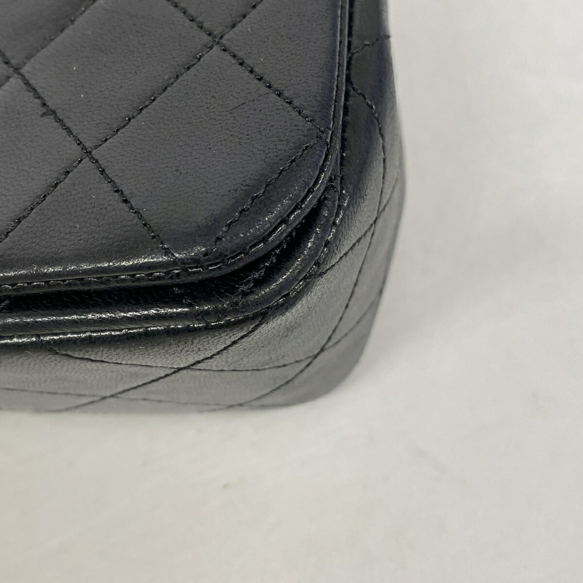 Chanel Black Leather Shoulder Bag (Pre-Owned)
