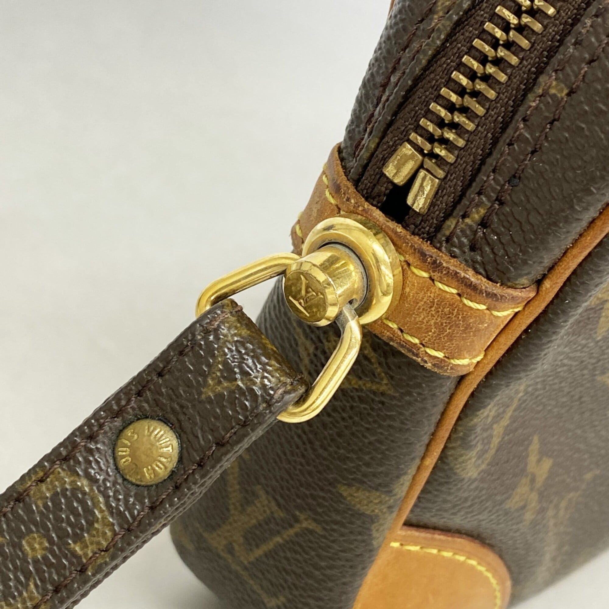 Louis Vuitton Brown Clutch Bag (Pre-Owned)