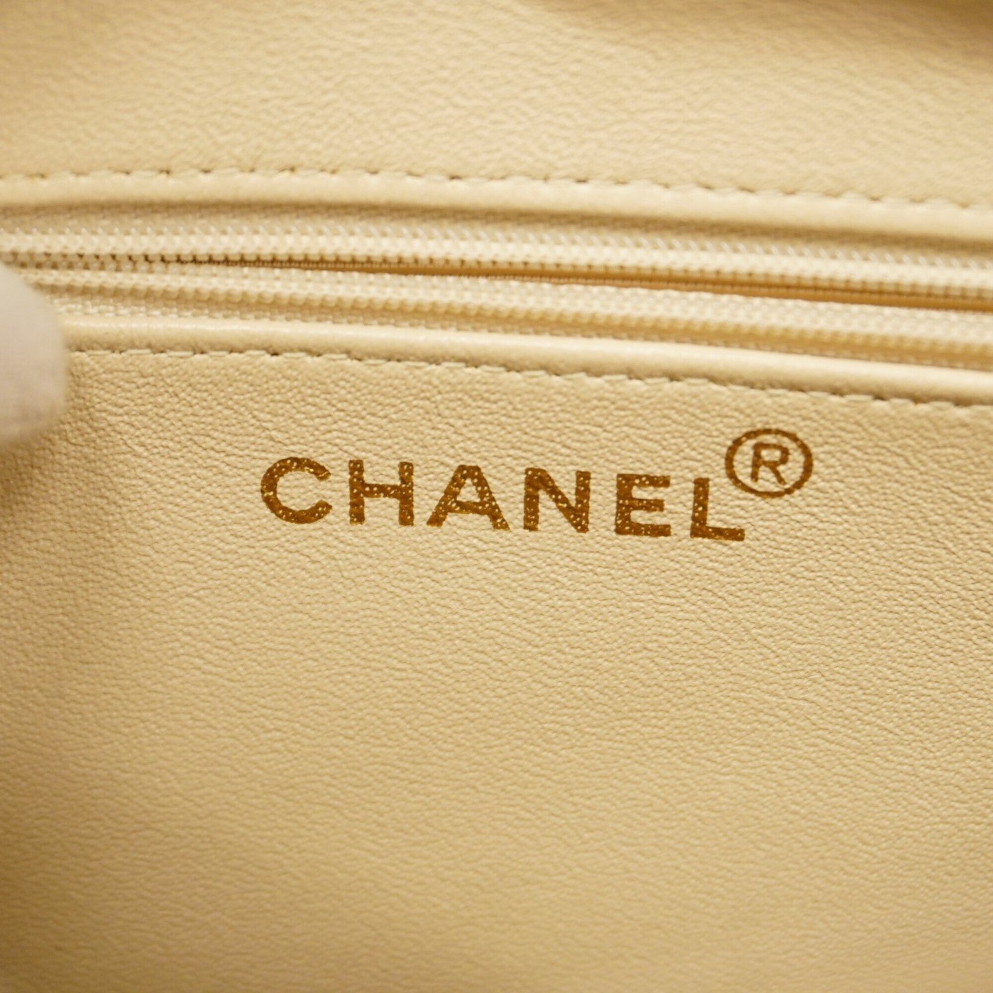 Chanel Ivory Leather Shoulder Bag (Pre-Owned)