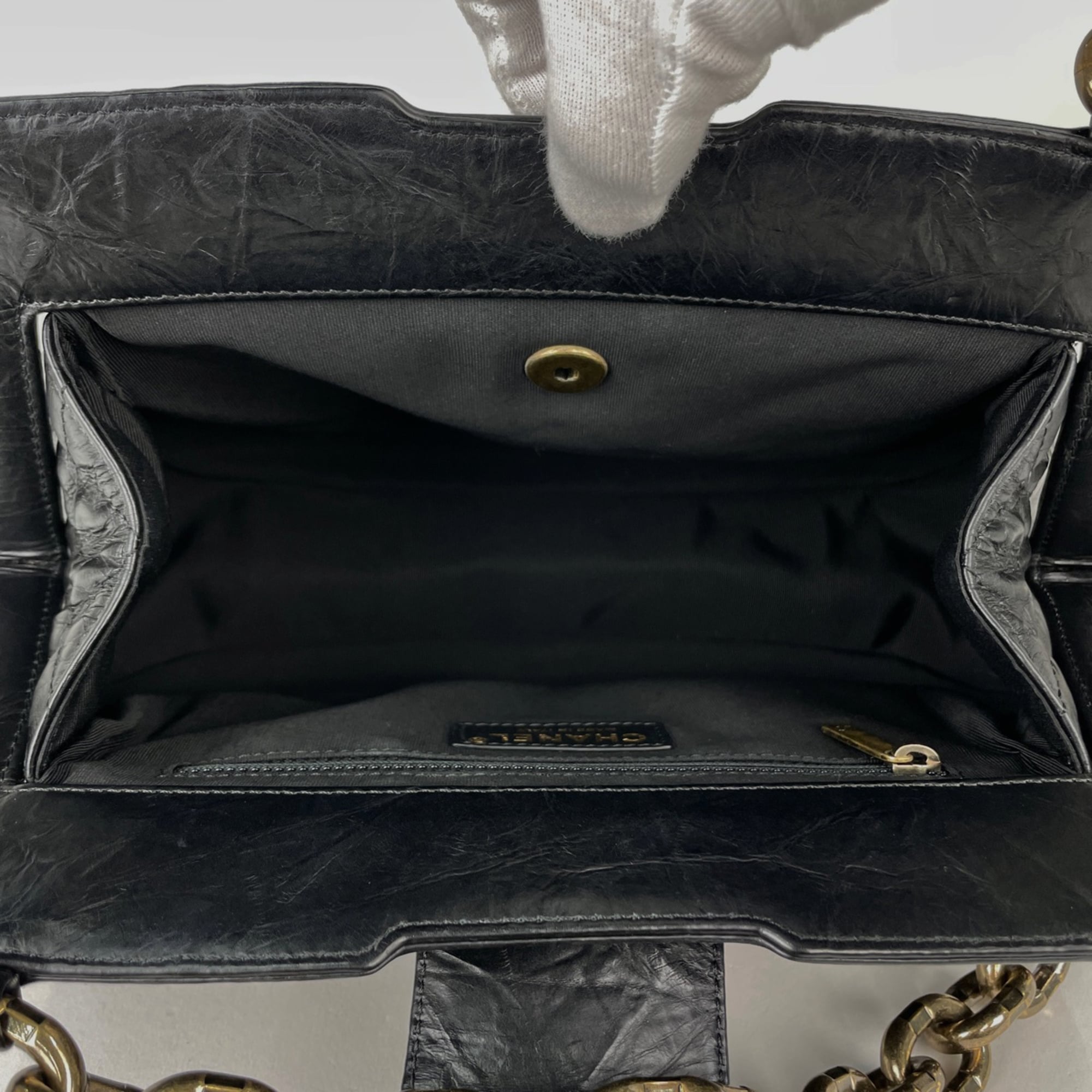 Chanel Black Leather Shoulder Bag (Pre-Owned)