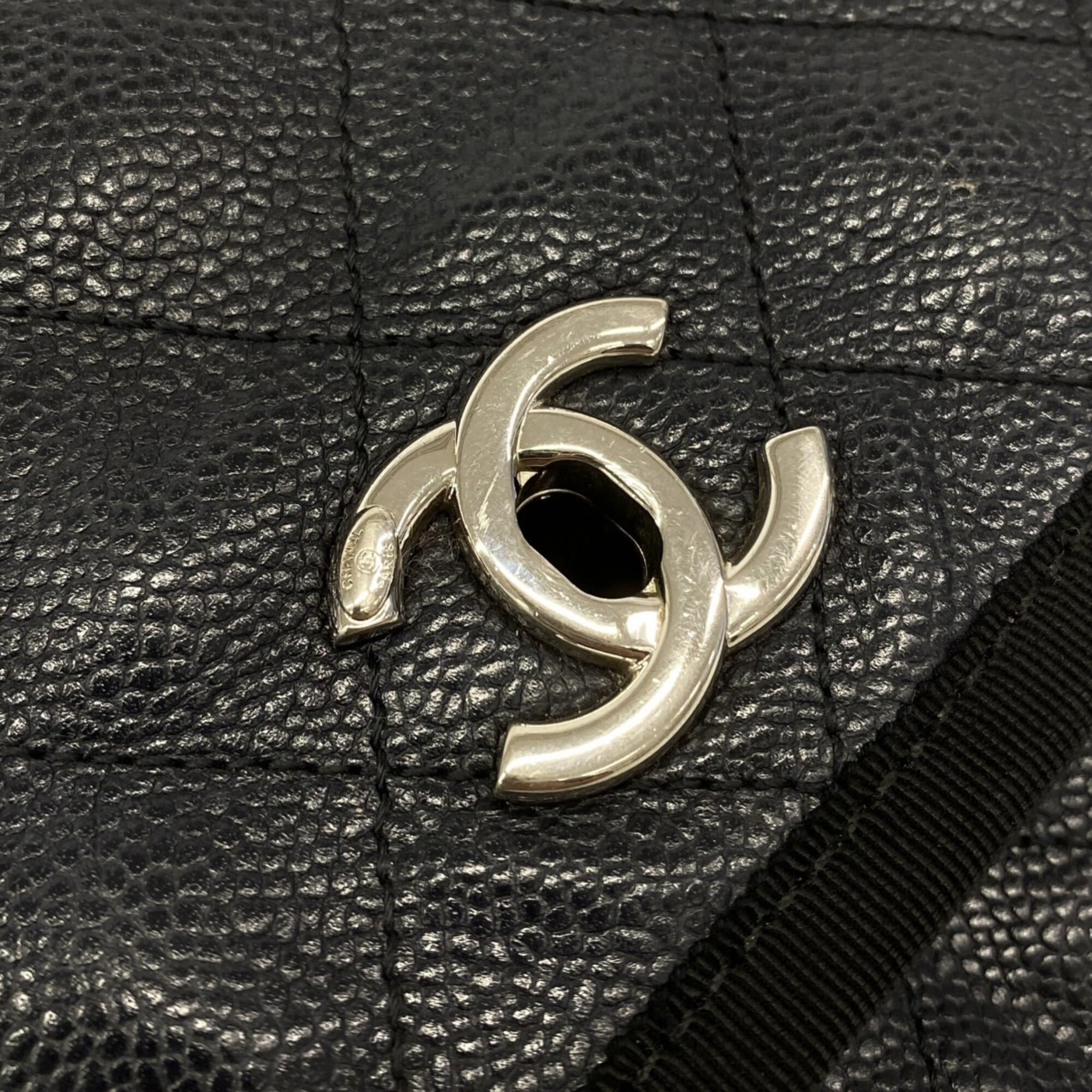 Chanel Black Grained Calfskin Handbag (Pre-Owned)