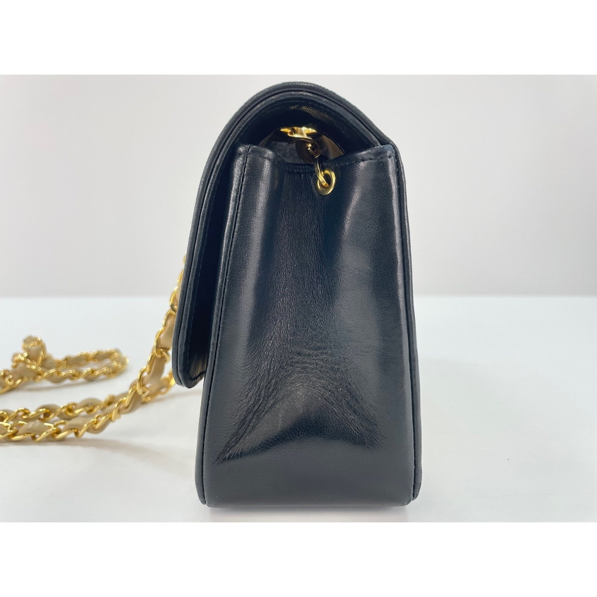Chanel Beige Shoulder Bag (Pre-Owned)