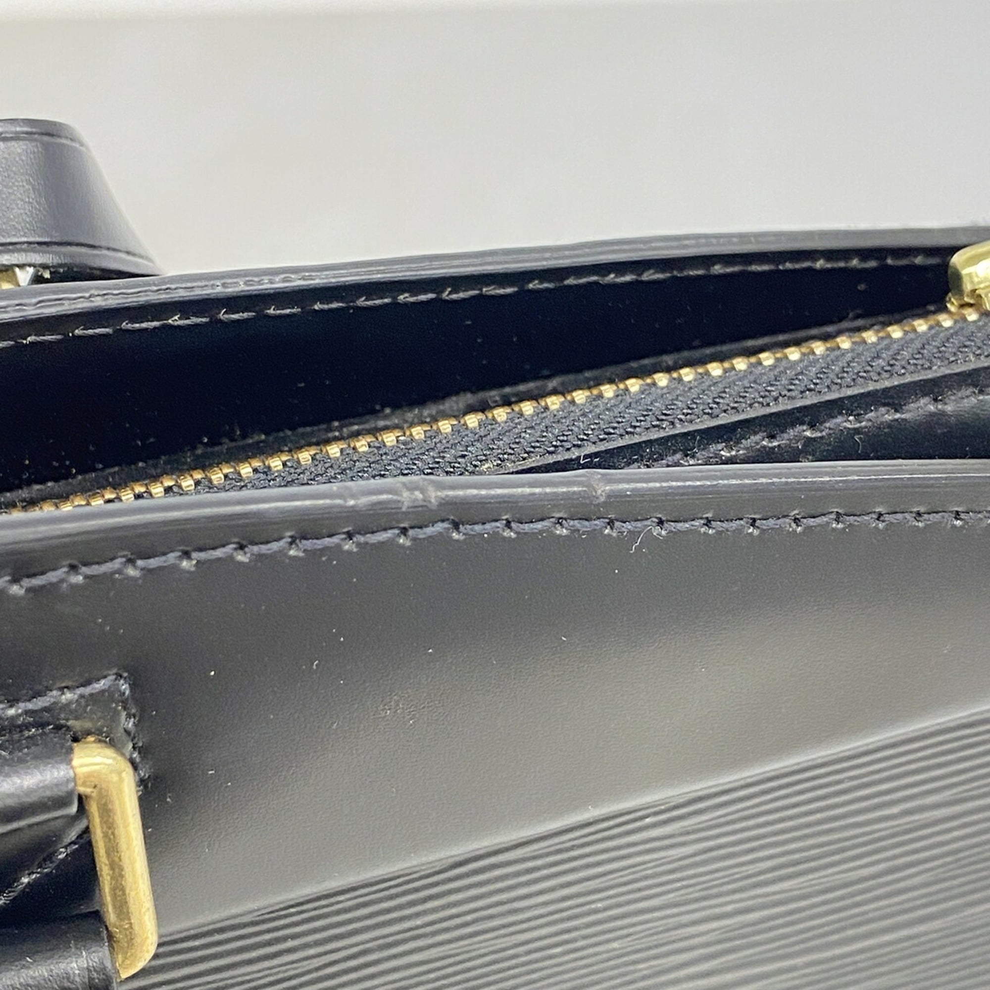 Louis Vuitton Noir Handbag (Pre-Owned)