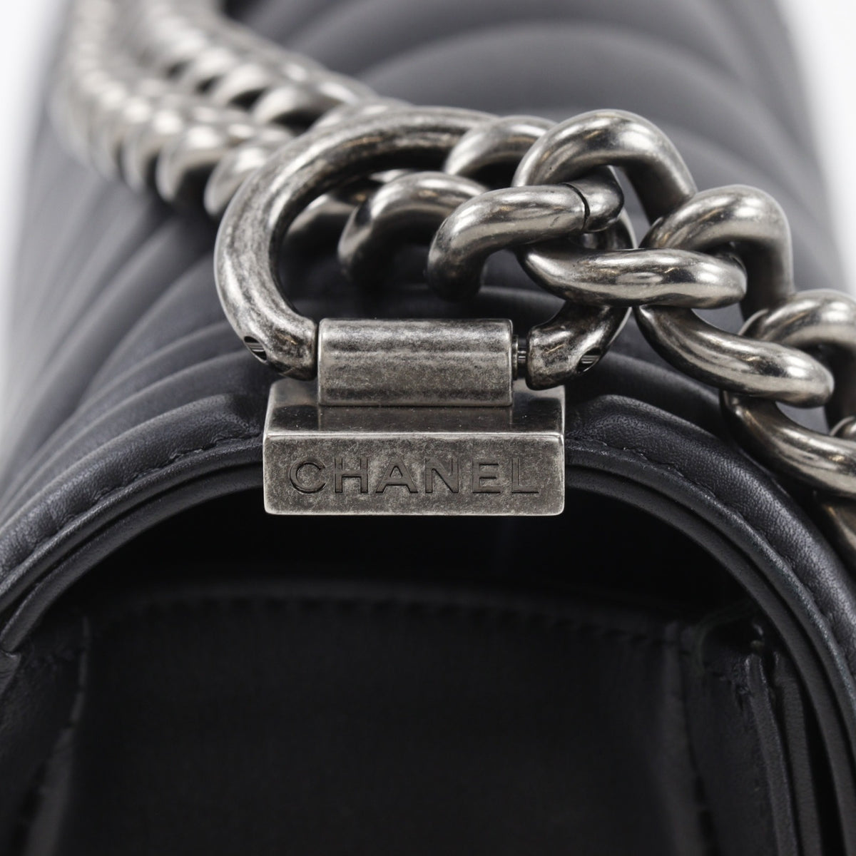 Chanel Black Leather Shoulder Bag (Pre-Owned)