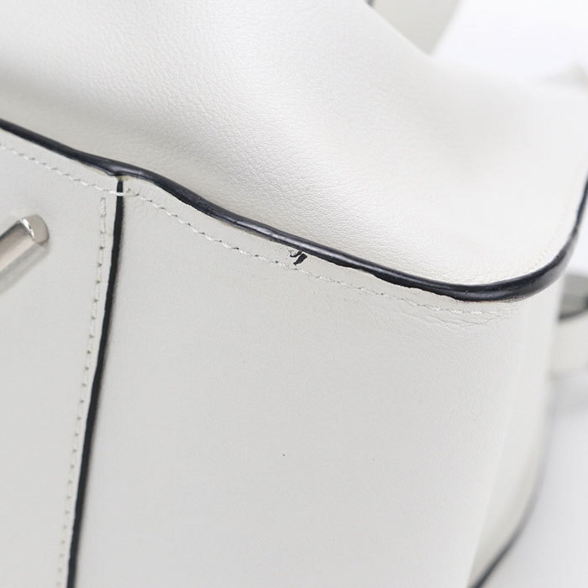 Loewe White Leather Handbag (Pre-Owned)