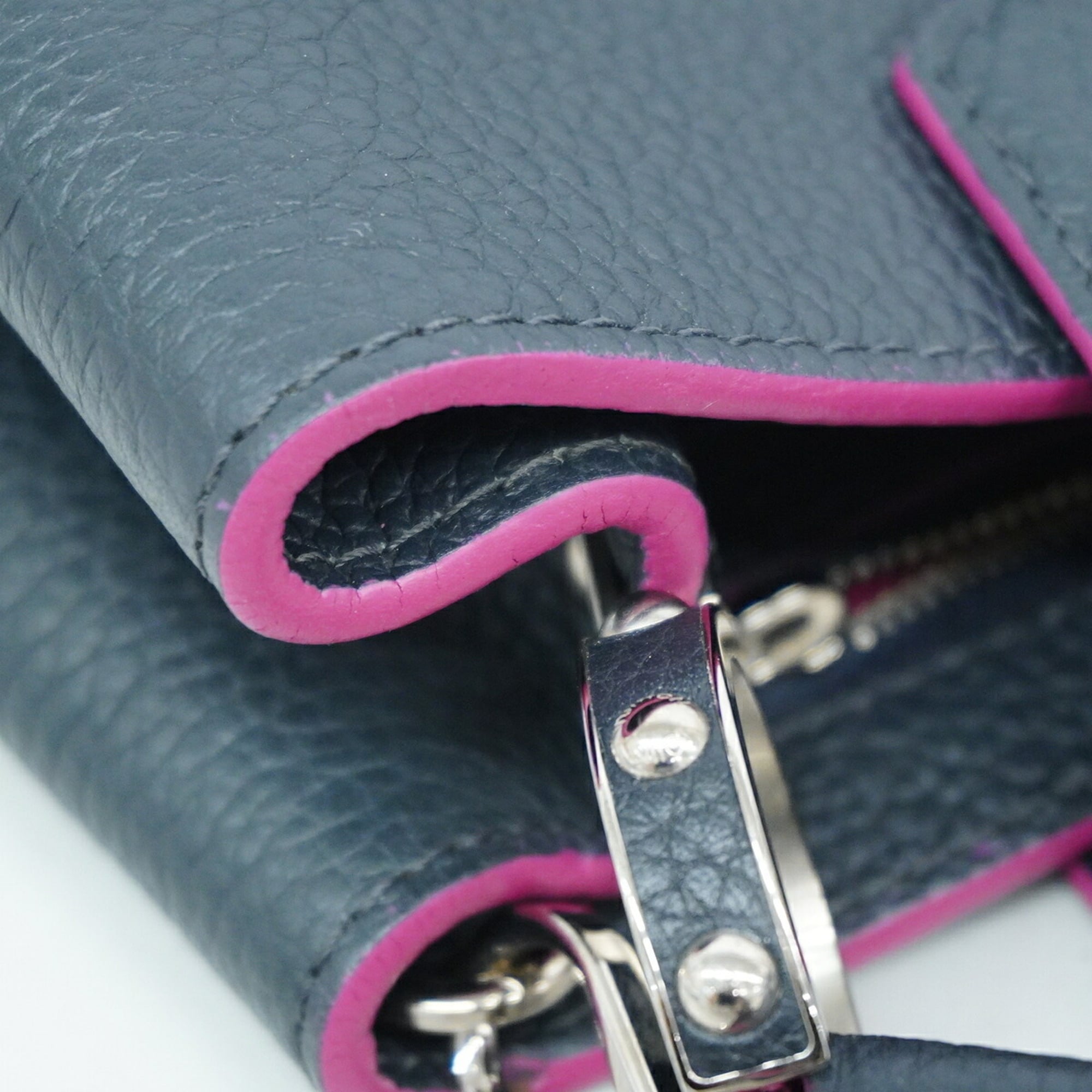 Louis Vuitton Black Handbag (Pre-Owned)