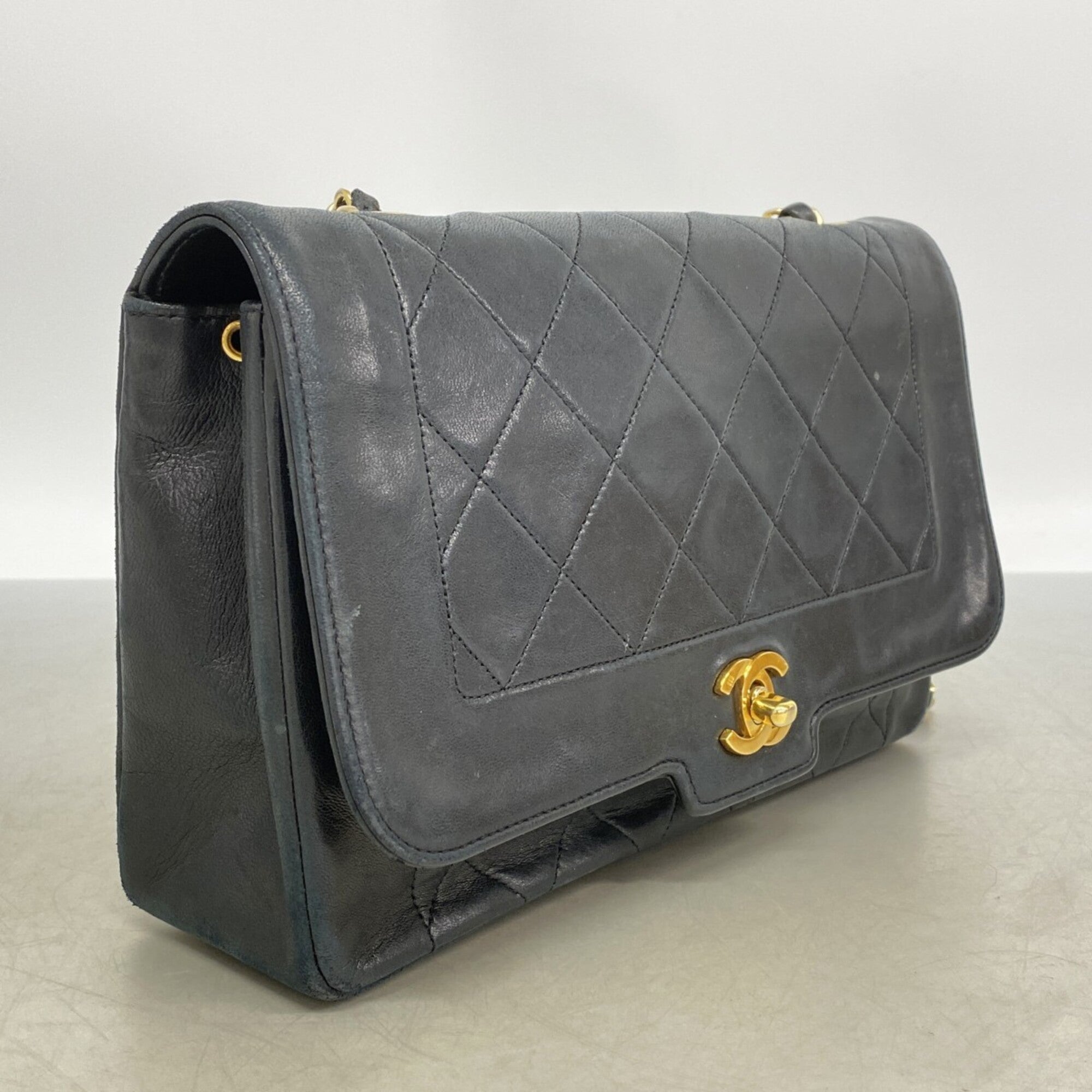 Chanel Black Leather Shoulder Bag (Pre-Owned)