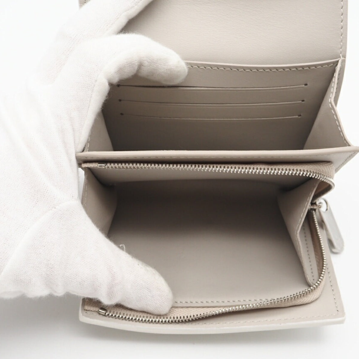 Louis Vuitton Mahina White Leather Wallet (Bi-Fold) (Pre-Owned)