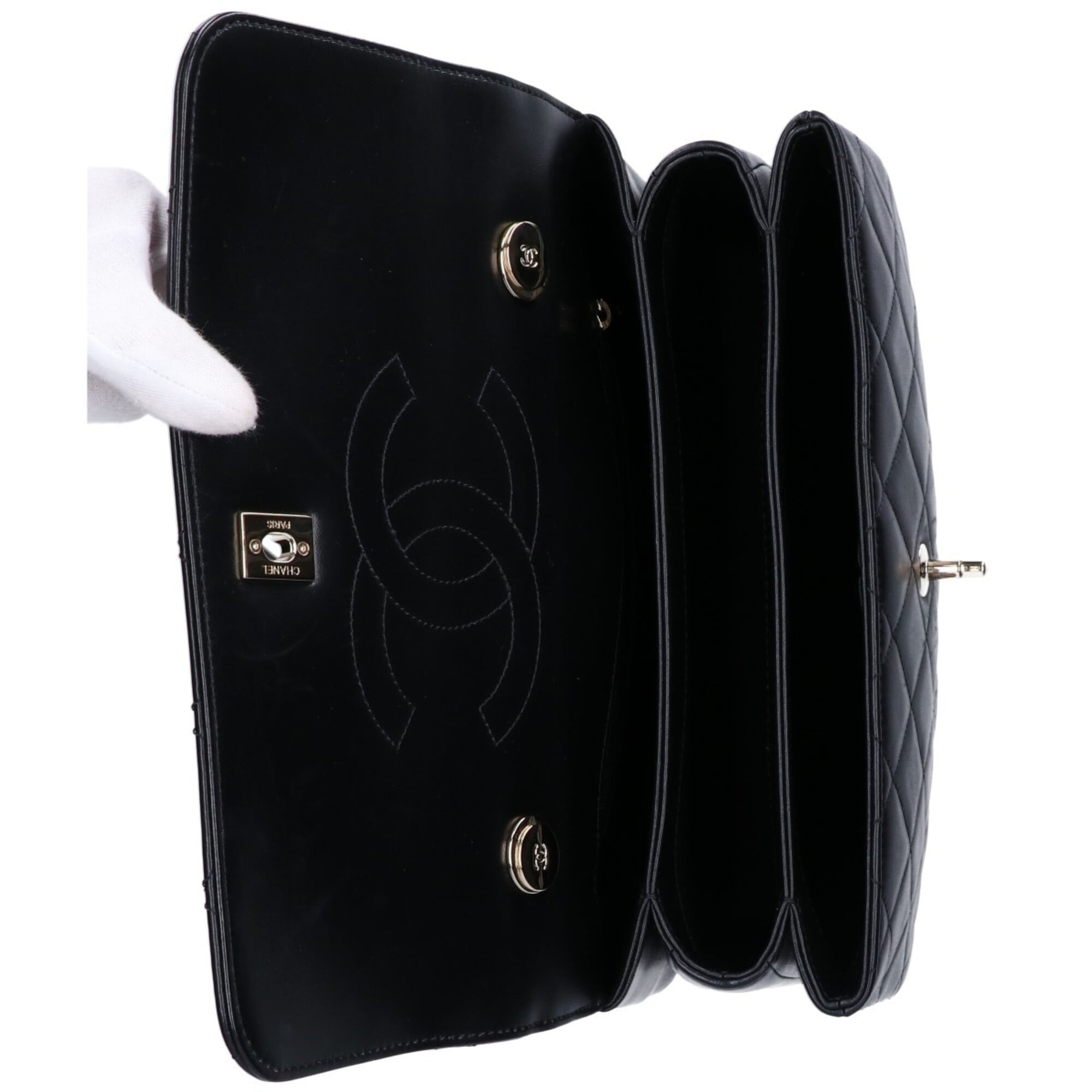 Chanel Black Leather Shoulder Bag (Pre-Owned)