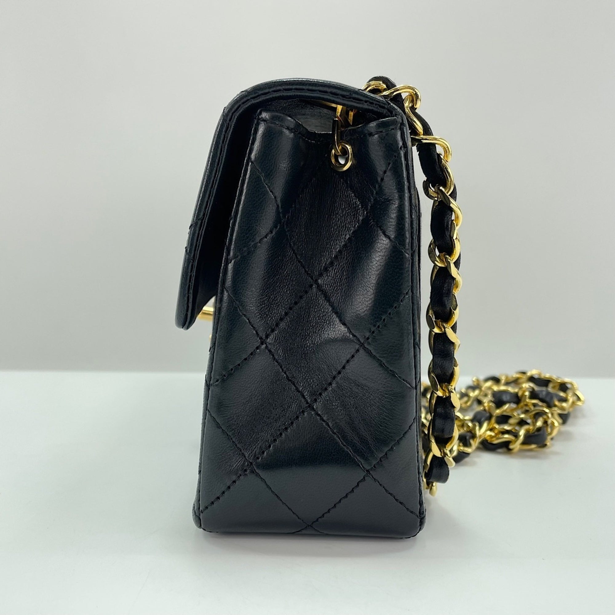 Chanel Black Shoulder Bag (Pre-Owned)