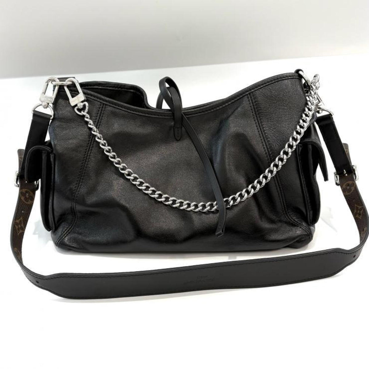 Louis Vuitton Noir Leather Shoulder Bag (Pre-Owned)