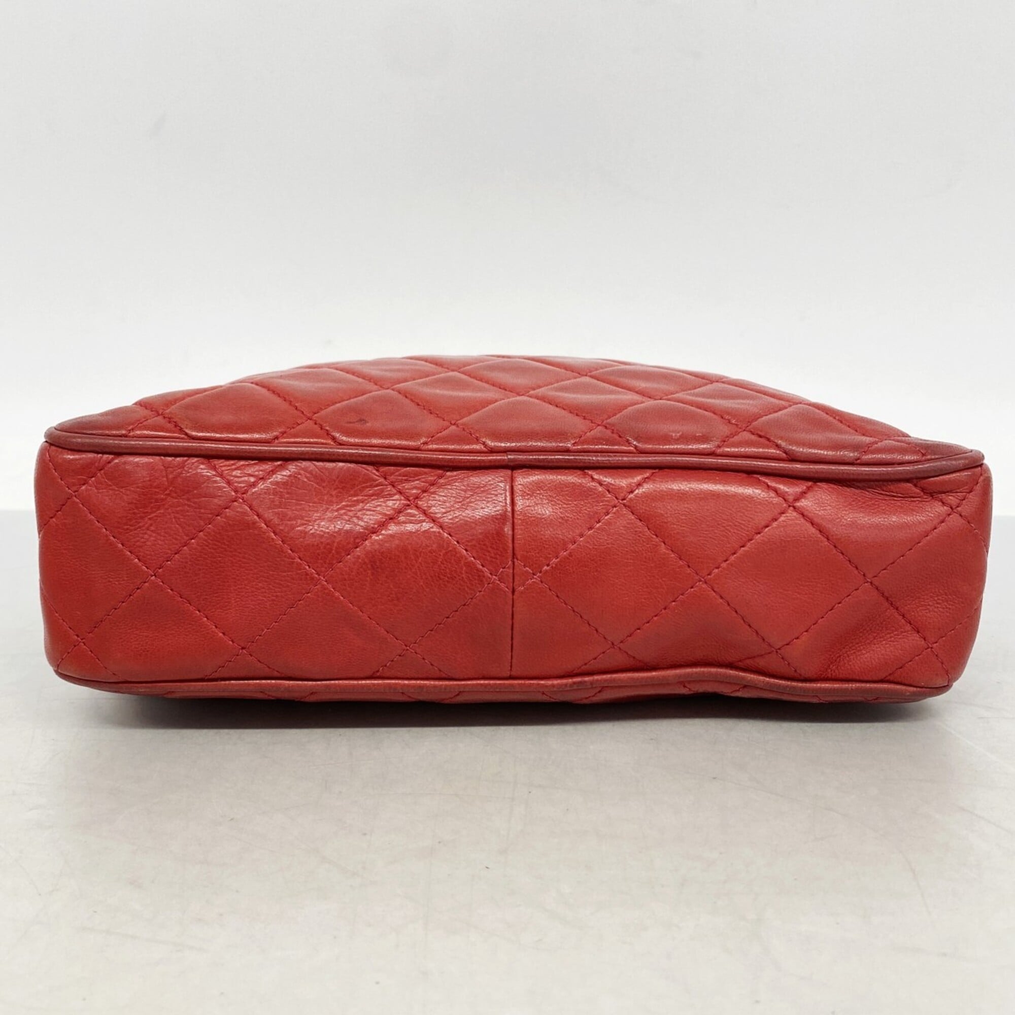 Chanel Red Color Leather Shoulder Bag (Pre-Owned)