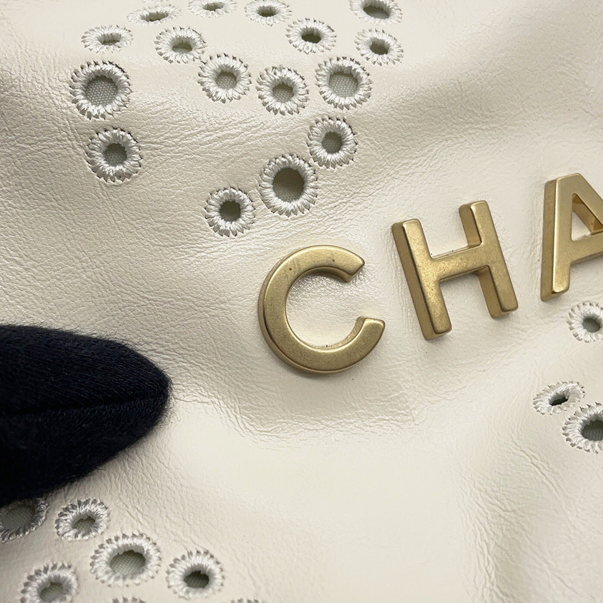 Chanel White Leather Handbag (Pre-Owned)