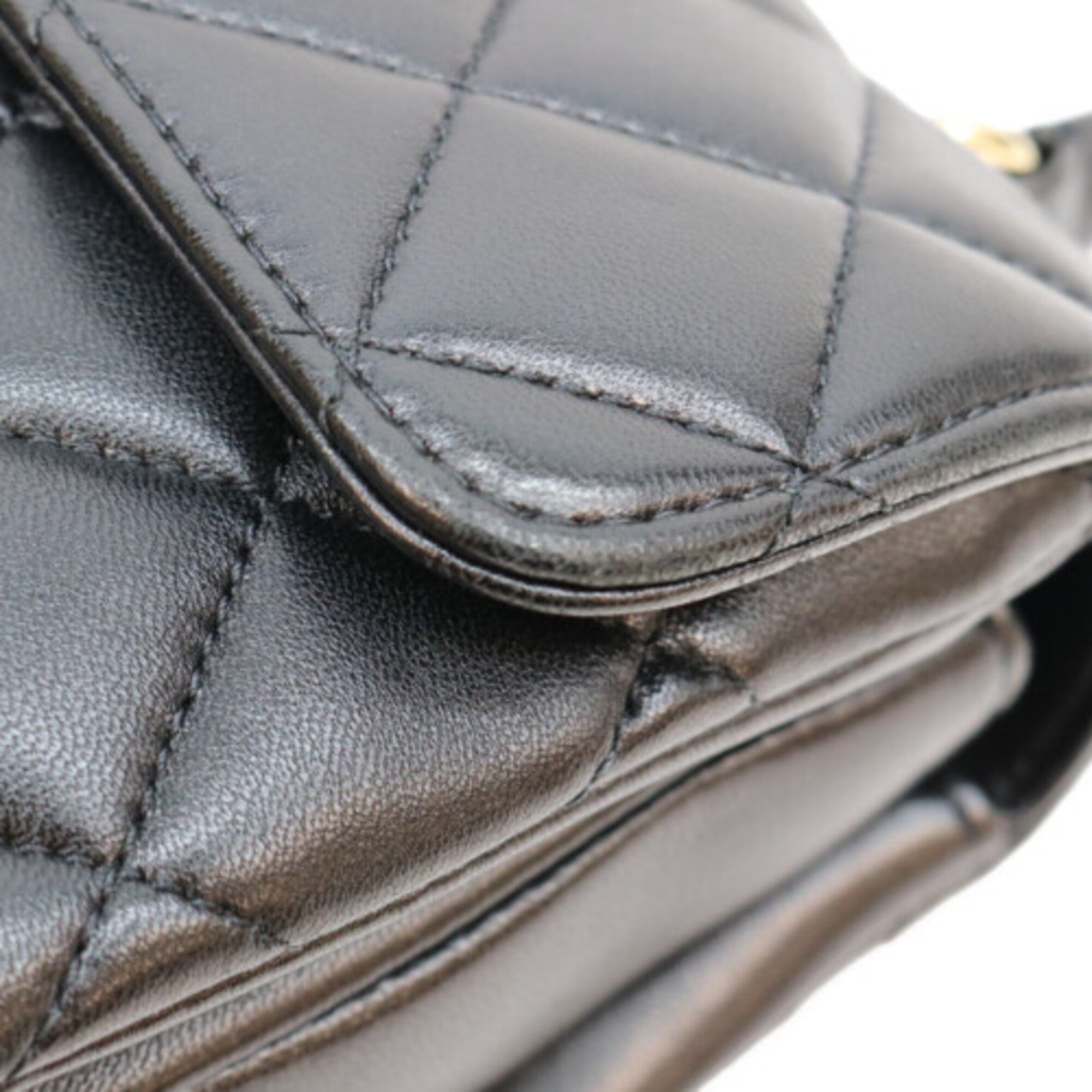 Chanel Black Leather Shoulder Bag (Pre-Owned)