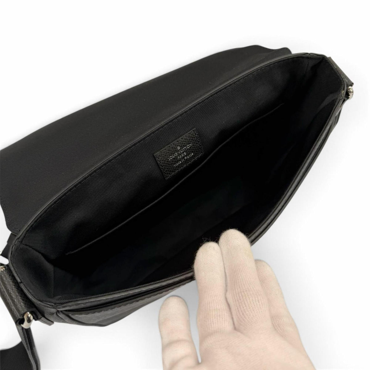 Louis Vuitton Black Taiga Leather Shoulder Bag (Pre-Owned)