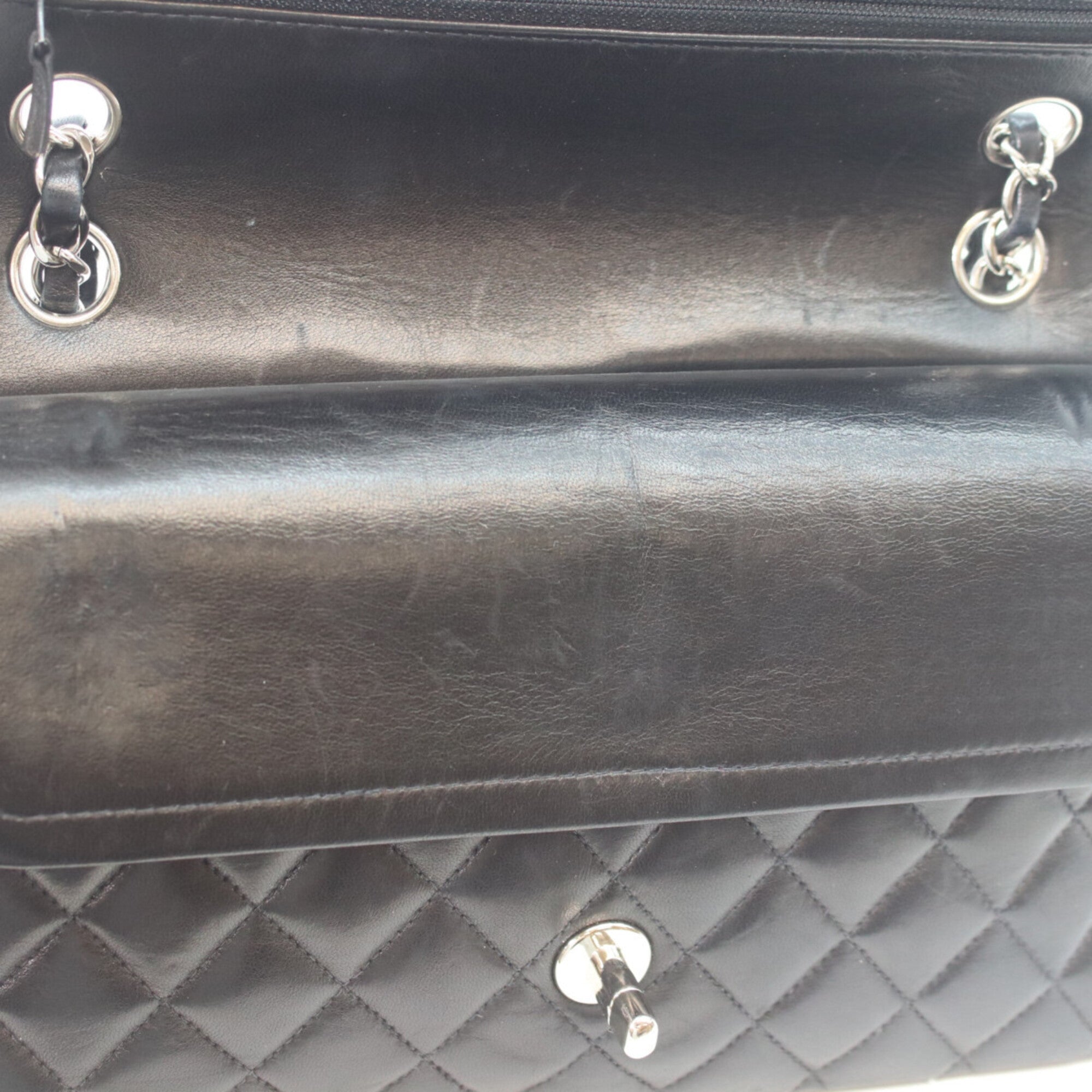 Chanel Black Leather Shoulder Bag (Pre-Owned)