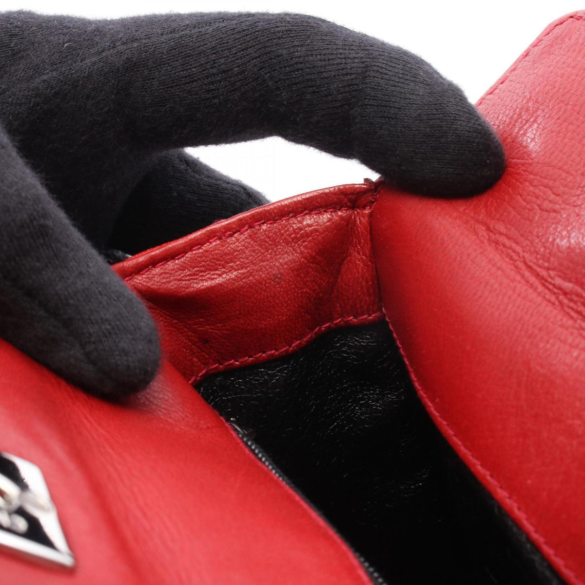 Chanel Red Color Leather Handbag (Pre-Owned)