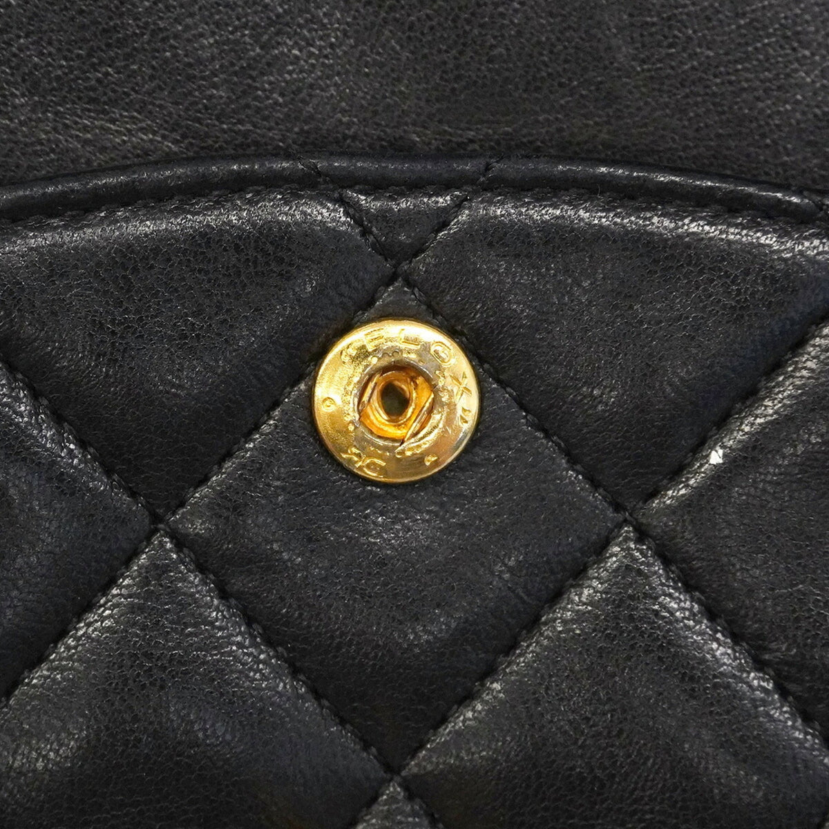 Chanel Black Leather Shoulder Bag (Pre-Owned)