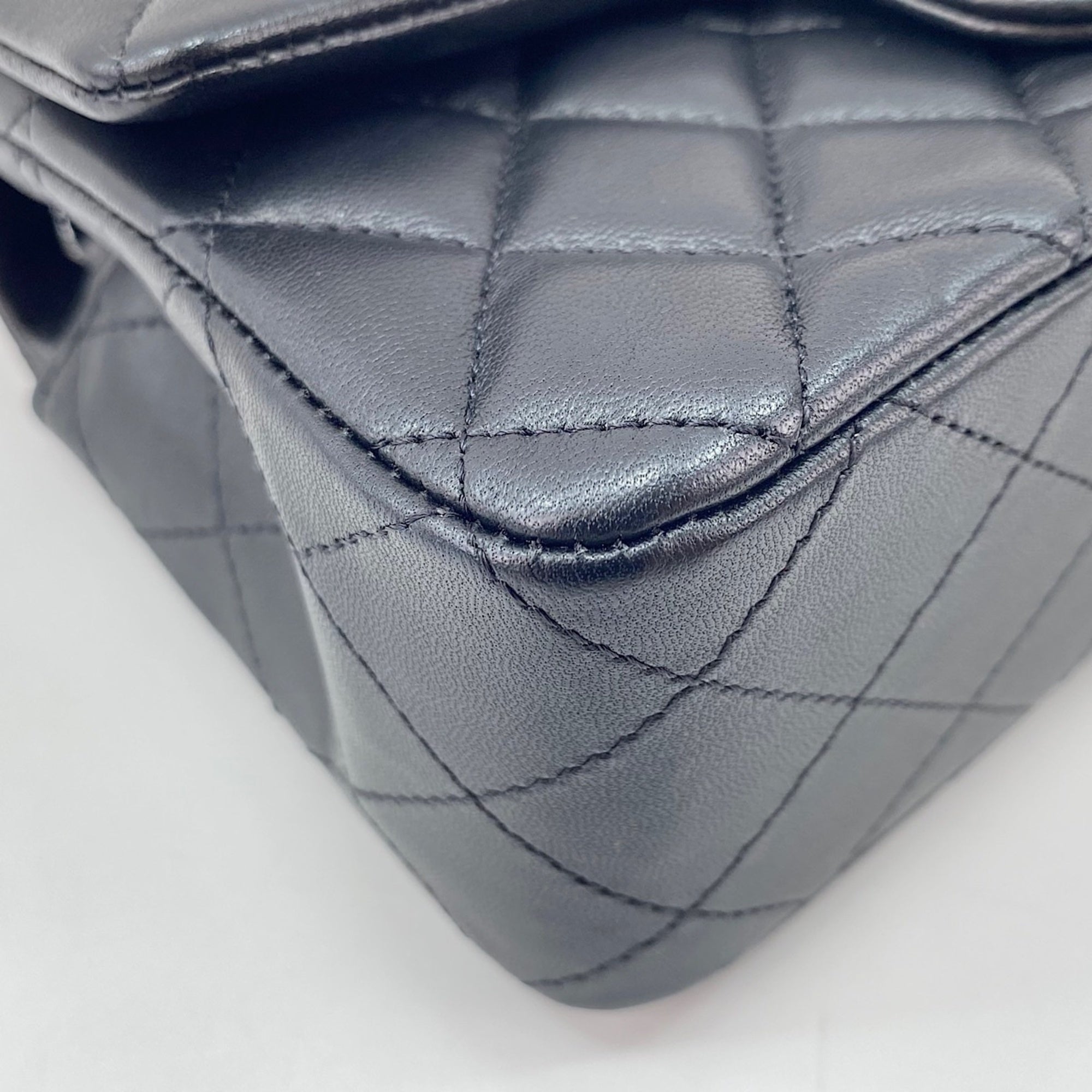Chanel Black Shoulder Bag (Pre-Owned)