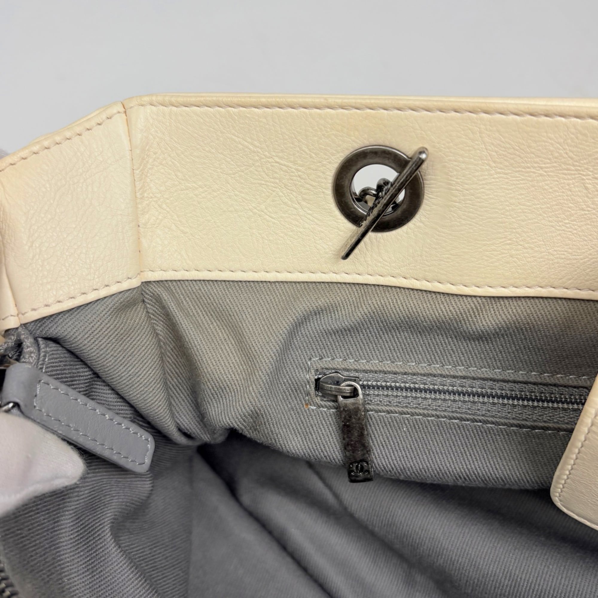 Chanel Wild Stitch White Leather Tote Bag (Pre-Owned)