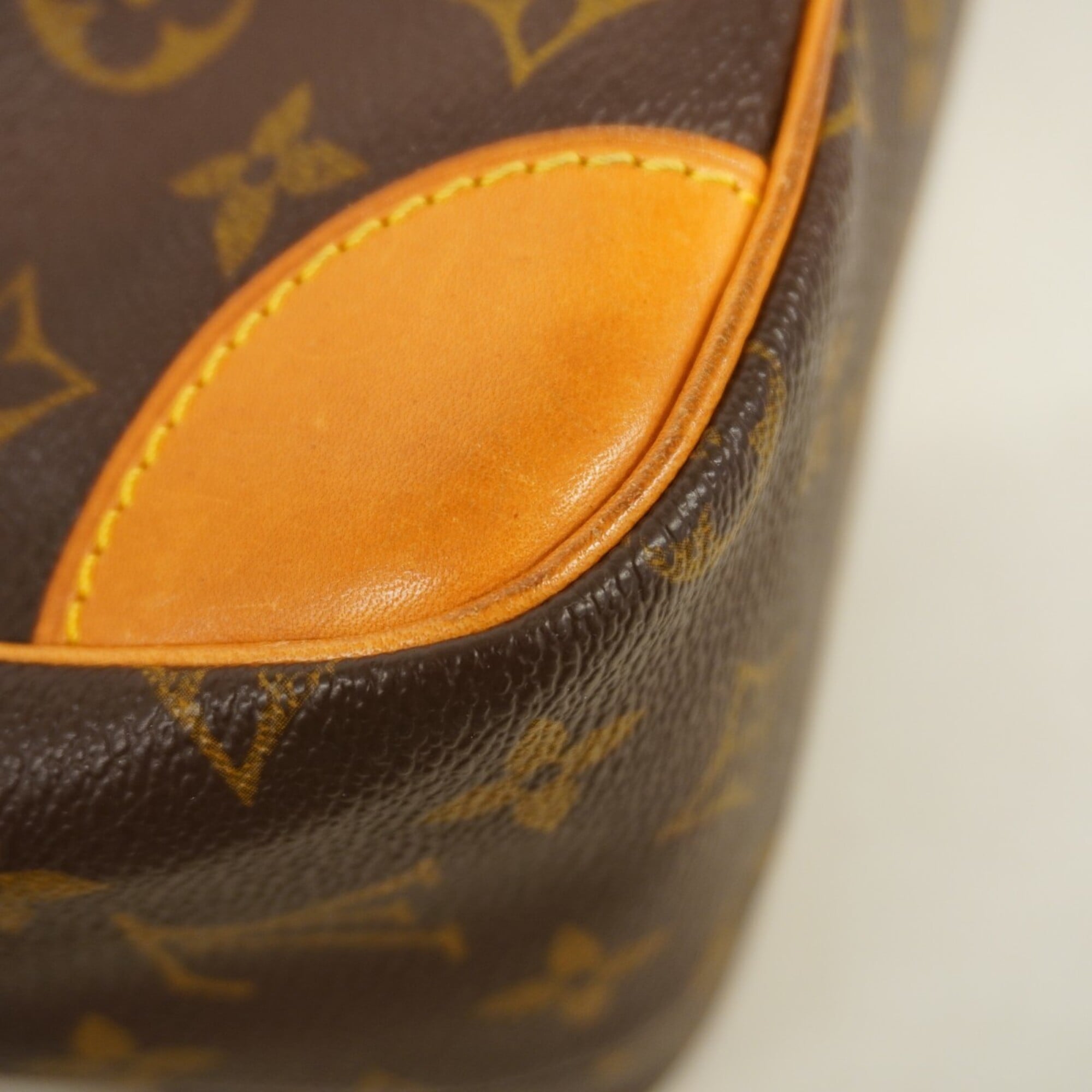 Louis Vuitton Brown Shoulder Bag (Pre-Owned)