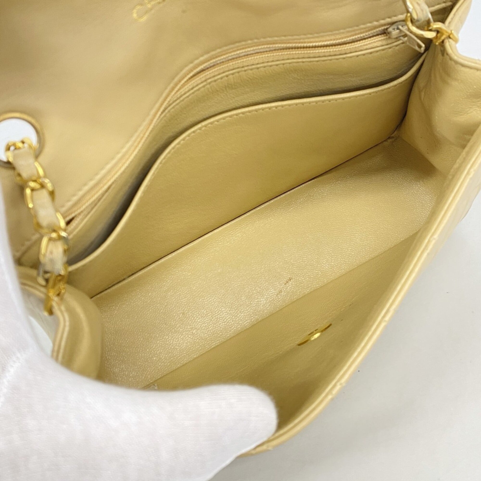 Chanel Beige Leather Shoulder Bag (Pre-Owned)