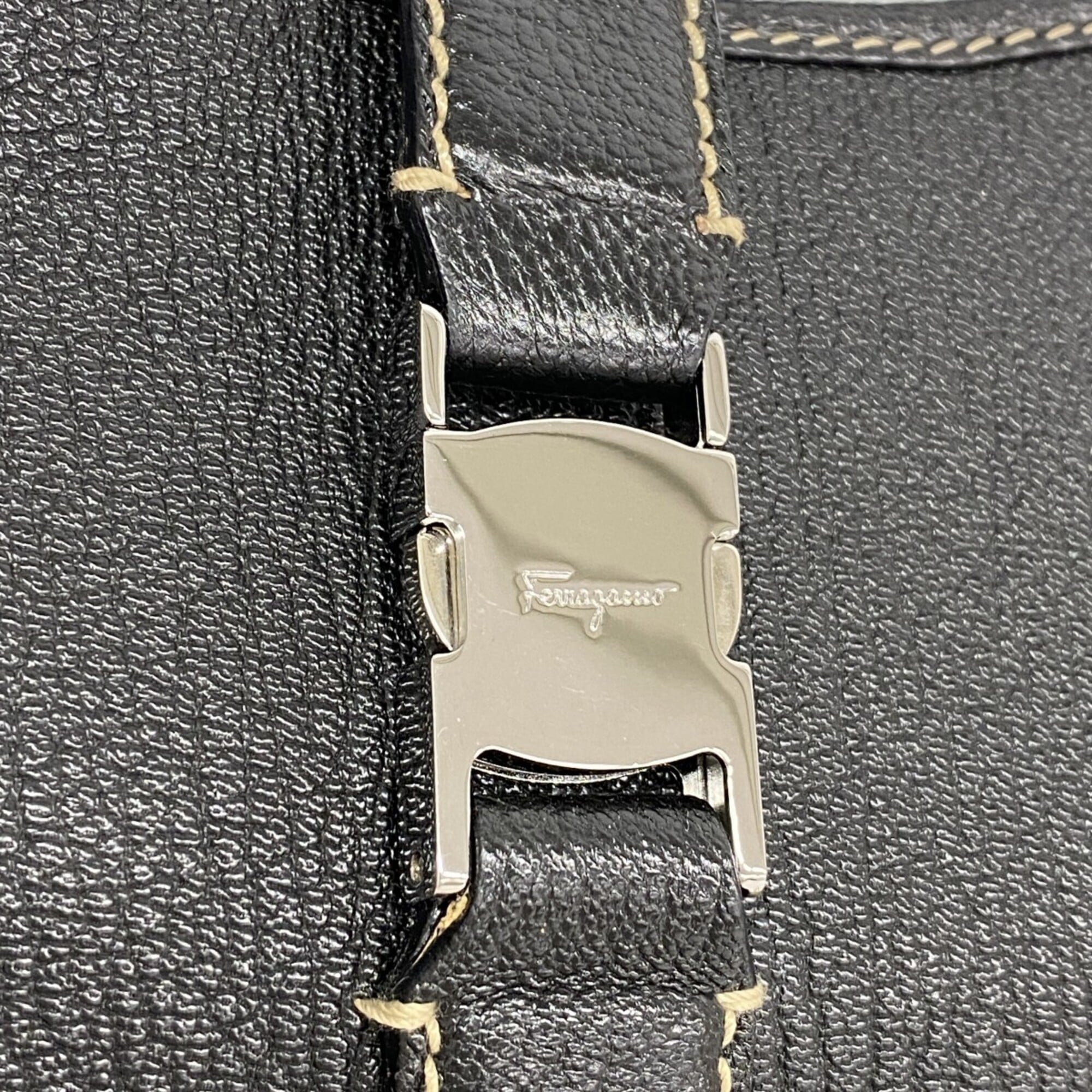 Salvatore Ferragamo Black Leather Shoulder Bag (Pre-Owned)