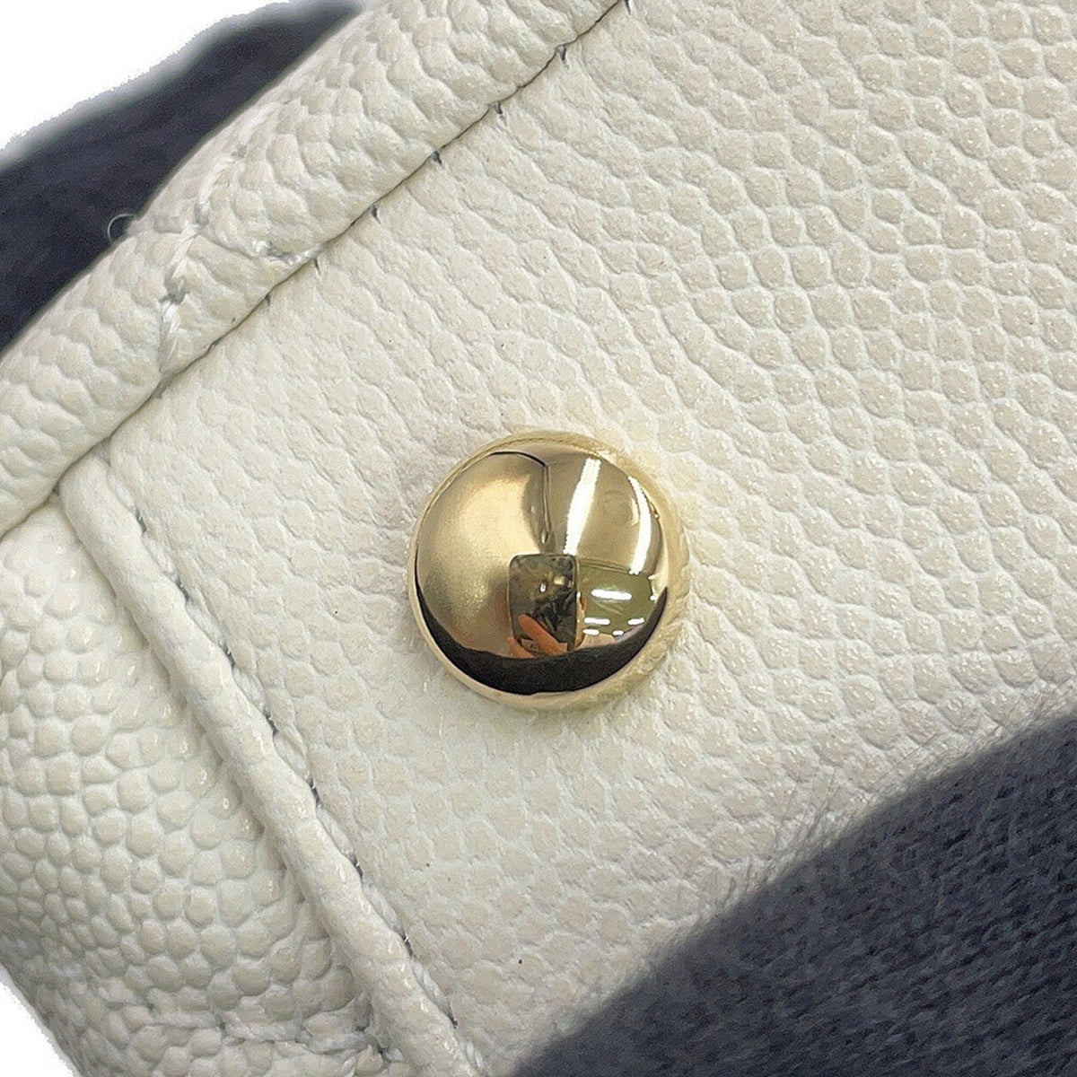 Chanel Matelasse White Grained Calfskin Handbag (Pre-Owned)