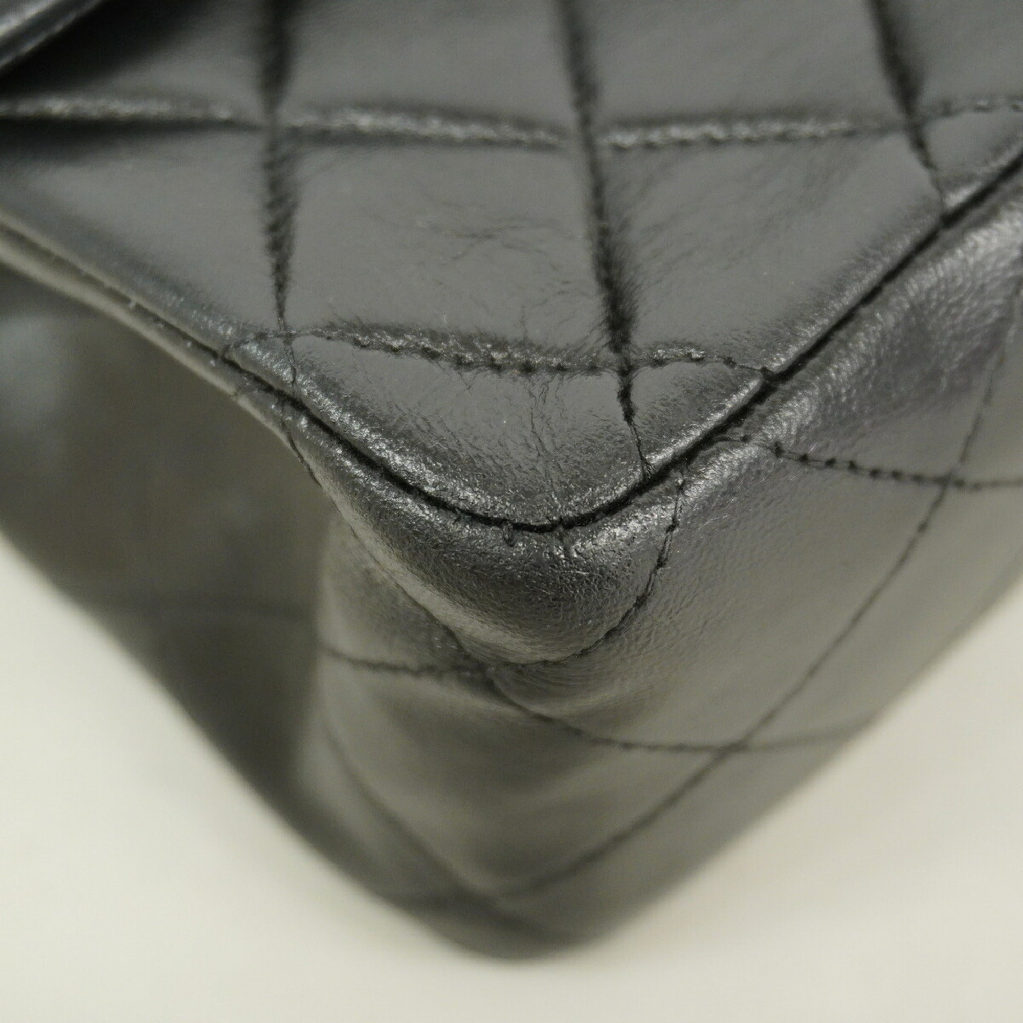 Chanel Black Leather Shoulder Bag (Pre-Owned)