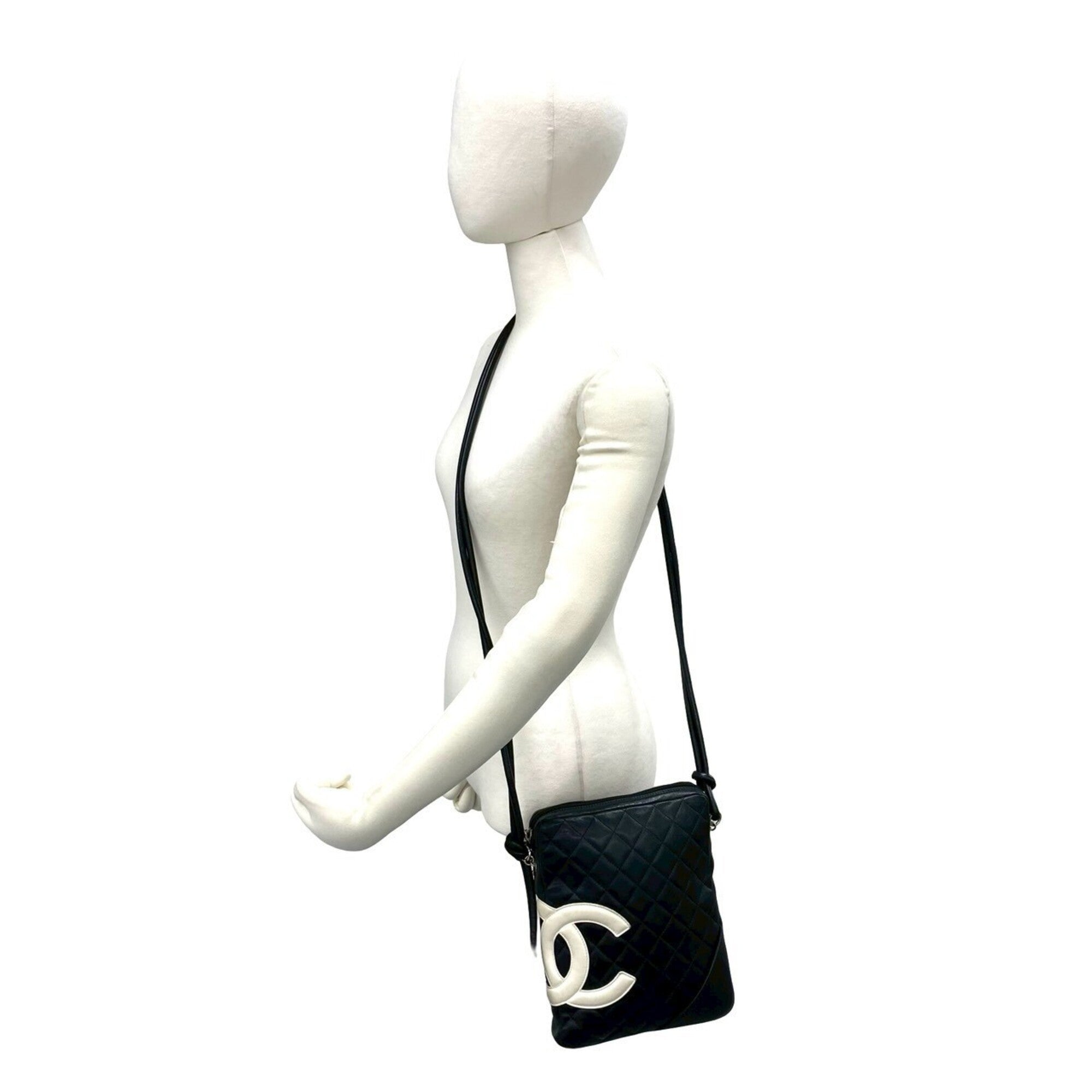 Chanel Black White Leather Pochette Shoulder Bag (Pre-Owned)